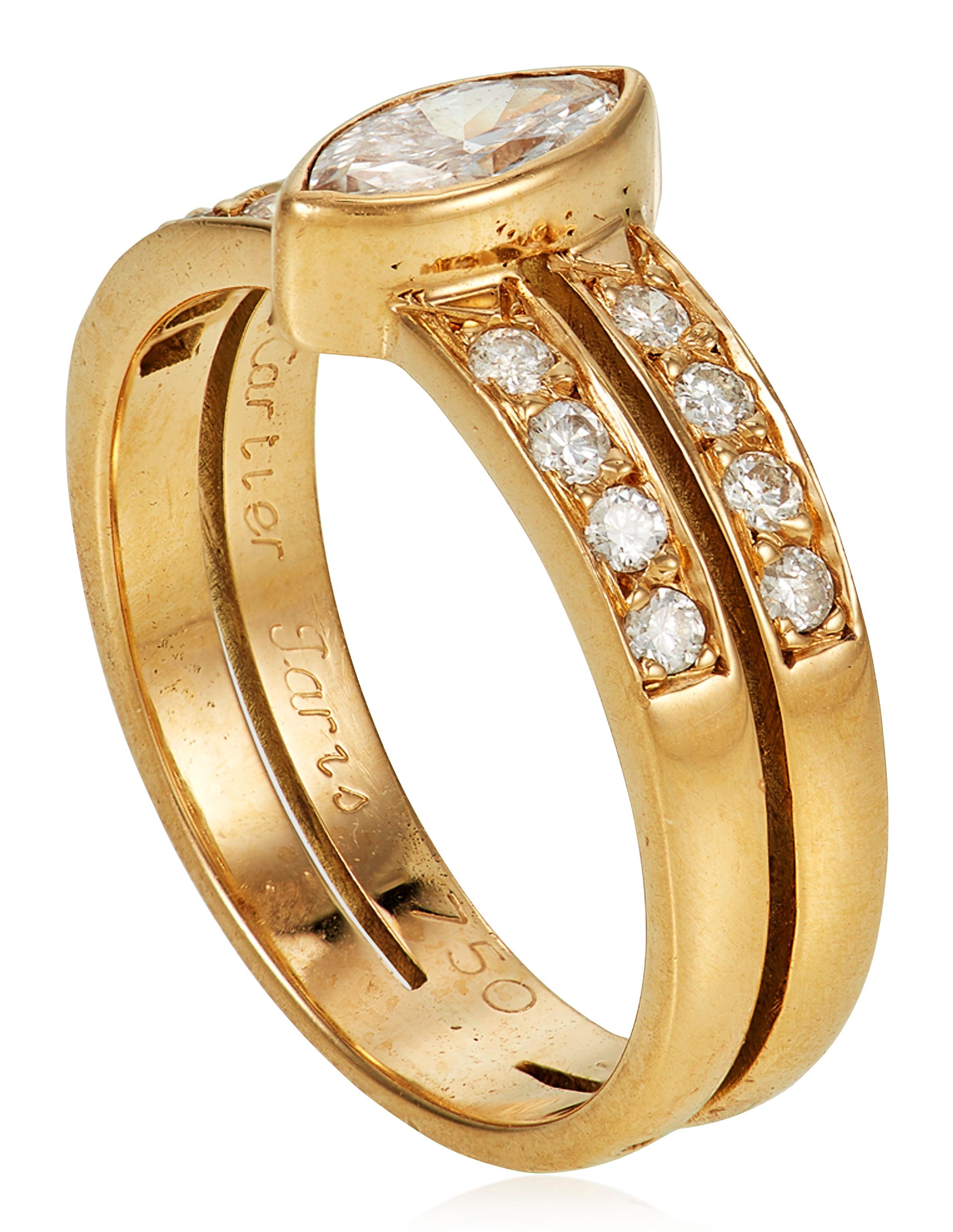 Ein einzigartiger 18k Gelbgold Diamant Cartier Ring. Der Ring besteht aus einem Diamanten im Marquise-Schliff in einer Rubover-Fassung mit einem Gesamtgewicht von ca. 0,40 Karat, Farbe G und Reinheit VvS. Ergänzt wird der Mittelstein durch zwei