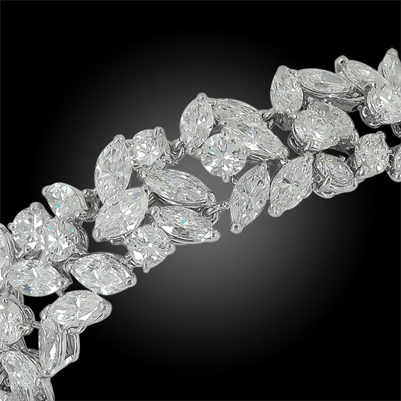 Bracelet en platine à maille marquise et diamants ronds, vers les années 1960, signé Cartier.

Le poids total des diamants est d'environ 50 cts.