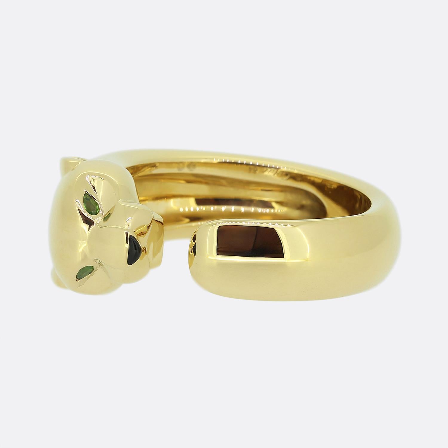 Hier haben wir einen wunderschönen Ring aus dem weltbekannten Schmuckhaus Cartier. Dieses Stück wurde aus 18 Karat Gelbgold in Form eines Panthers mit Tsavorit-Augen und einer Onyxnase gefertigt. Der detailreiche Panther wirkt raubtierhaft,