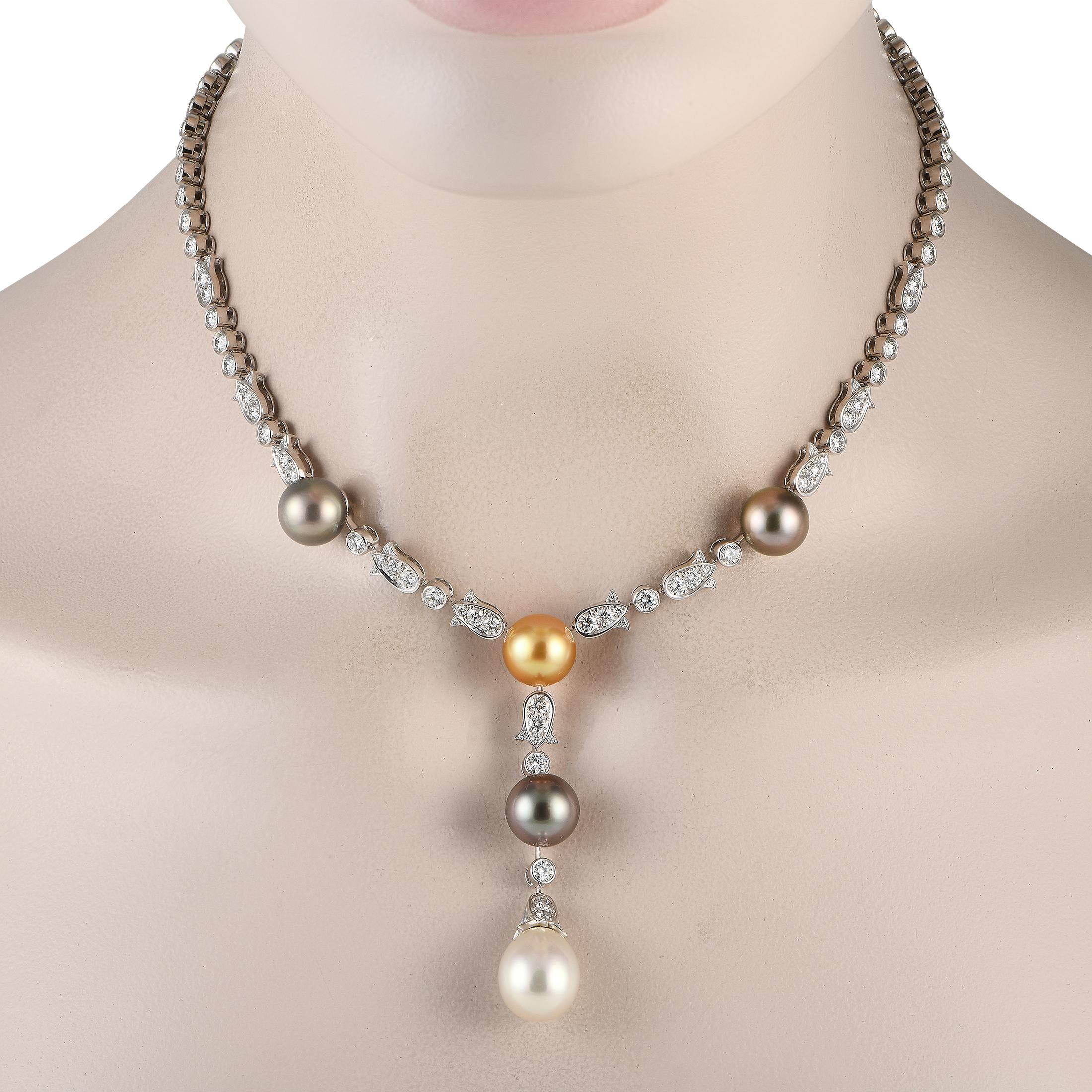 Eine wunderschöne Y-Halskette, die von Cartier meisterhaft gefertigt wurde. Dieses elegante Schmuckstück ist mit runden Diamanten in Lünettenfassung besetzt, die schätzungsweise 14 Karat wiegen und in einen Y-Schwanz münden, der mit 11-12,5 mm