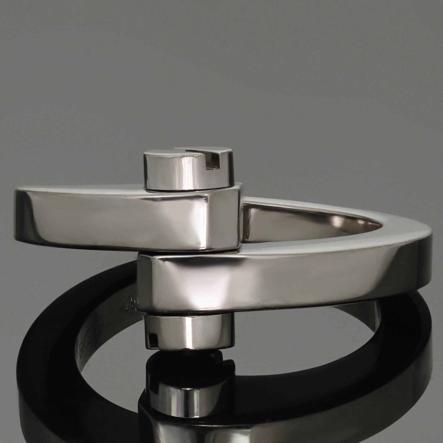 Dieser coole und schicke Ring von Cartier ist aus 18 Karat Weißgold gefertigt und zeichnet sich durch das Design des Schließmechanismus aus. Hergestellt in Frankreich in den 1990er Jahren. . Die Ringgröße ist 8,25 - EU 58. Veränderbar. Die Gebühren