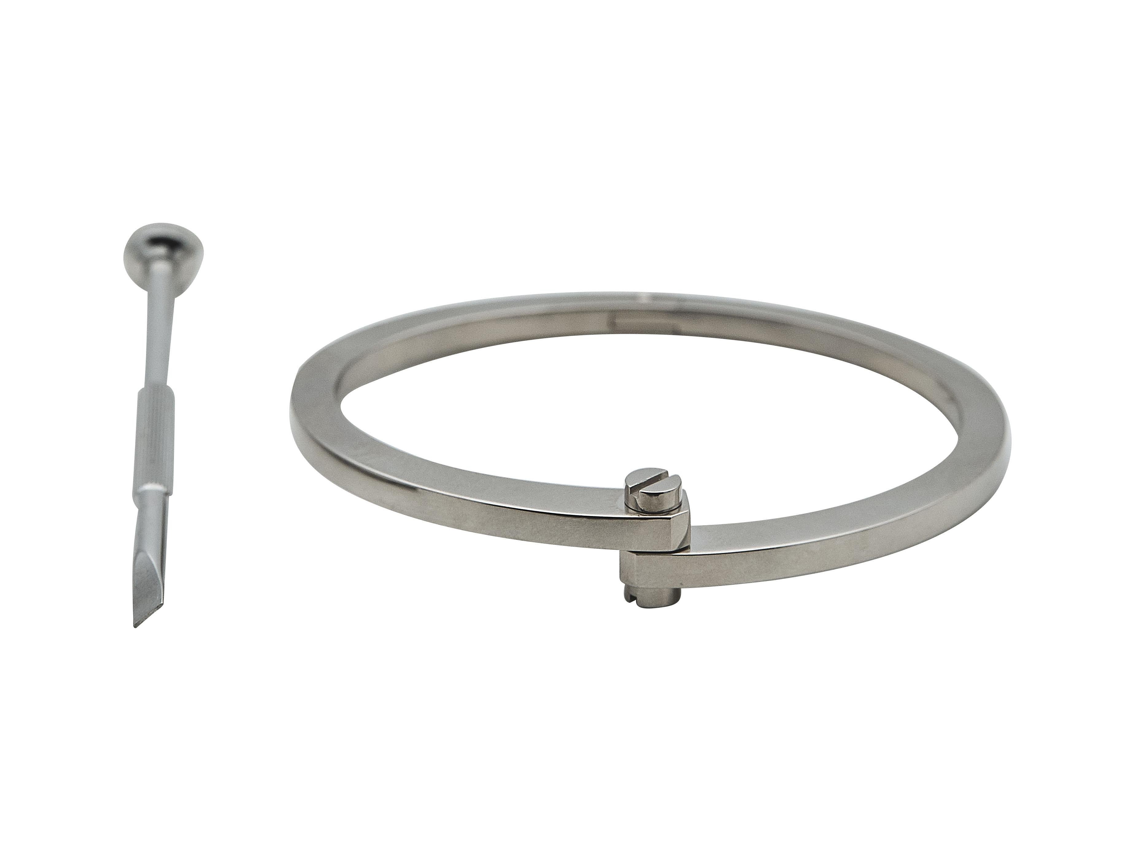 La pulsera: Una pulsera brazalete Cartier Menotte. Diseñado en oro blanco de dieciocho quilates. Es una talla 17.

La pulsera está en excelente estado, con sólo unos pequeños arañazos propios del uso normal. La marca ha realizado un pulido ligero de