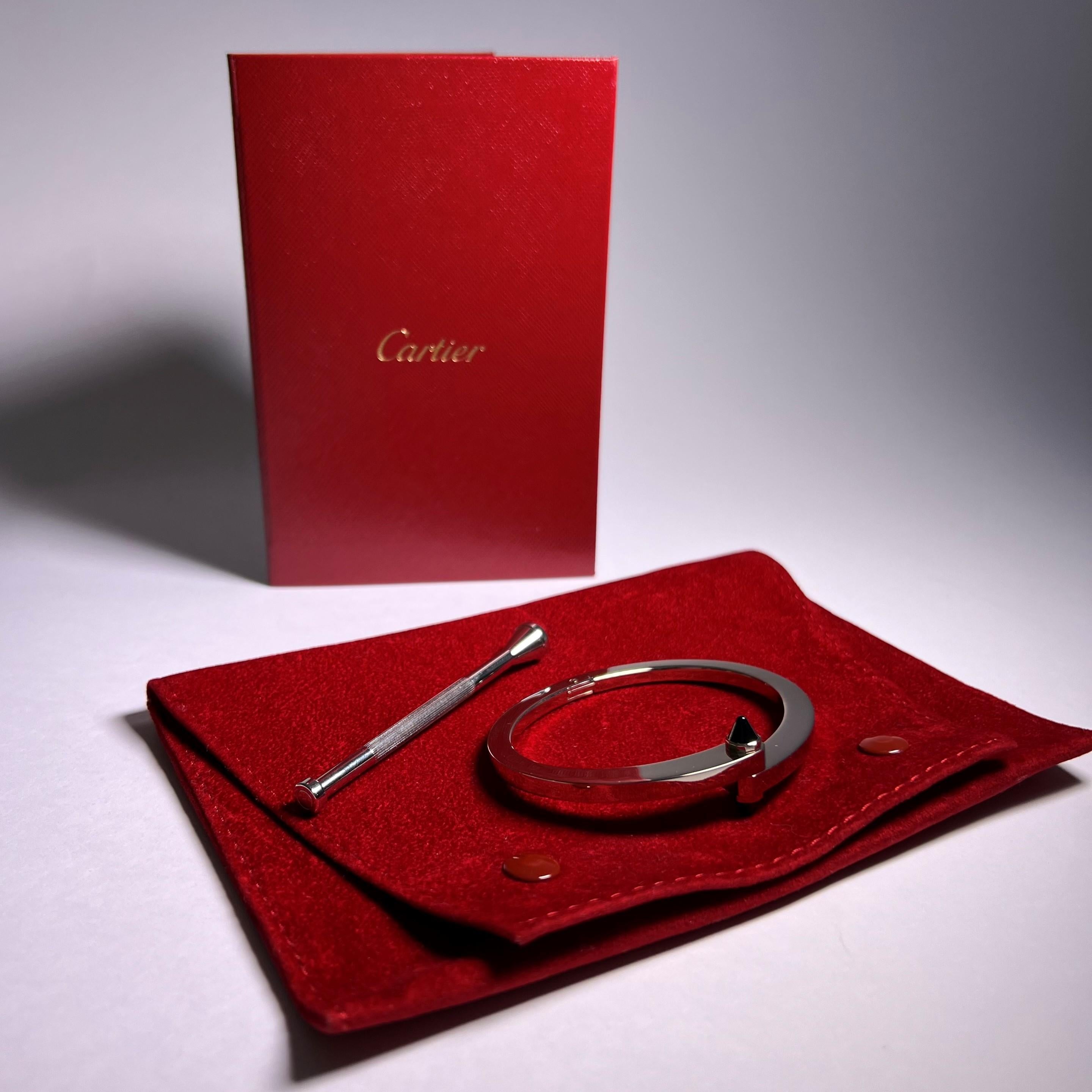 Cartier Bracelet Menotte en or blanc 18 carats et onyx  5