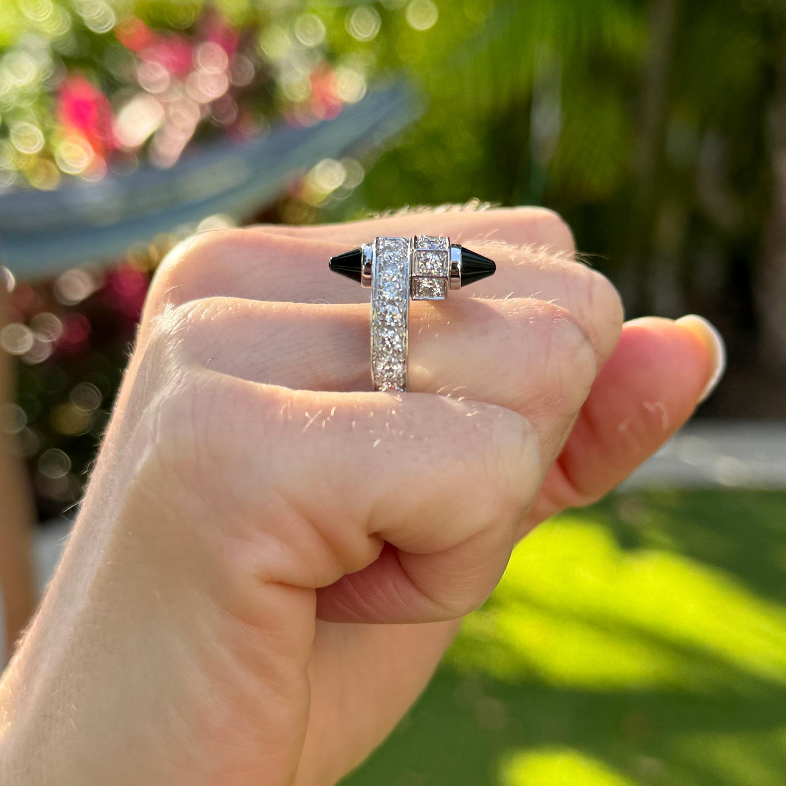 Cartier Menotte Diamant Onyx 18 Karat Weißgold Ring Größe 54 im Zustand „Hervorragend“ im Angebot in Boca Raton, FL