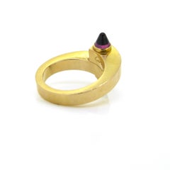 Bague Cartier Menotte en or et grenat