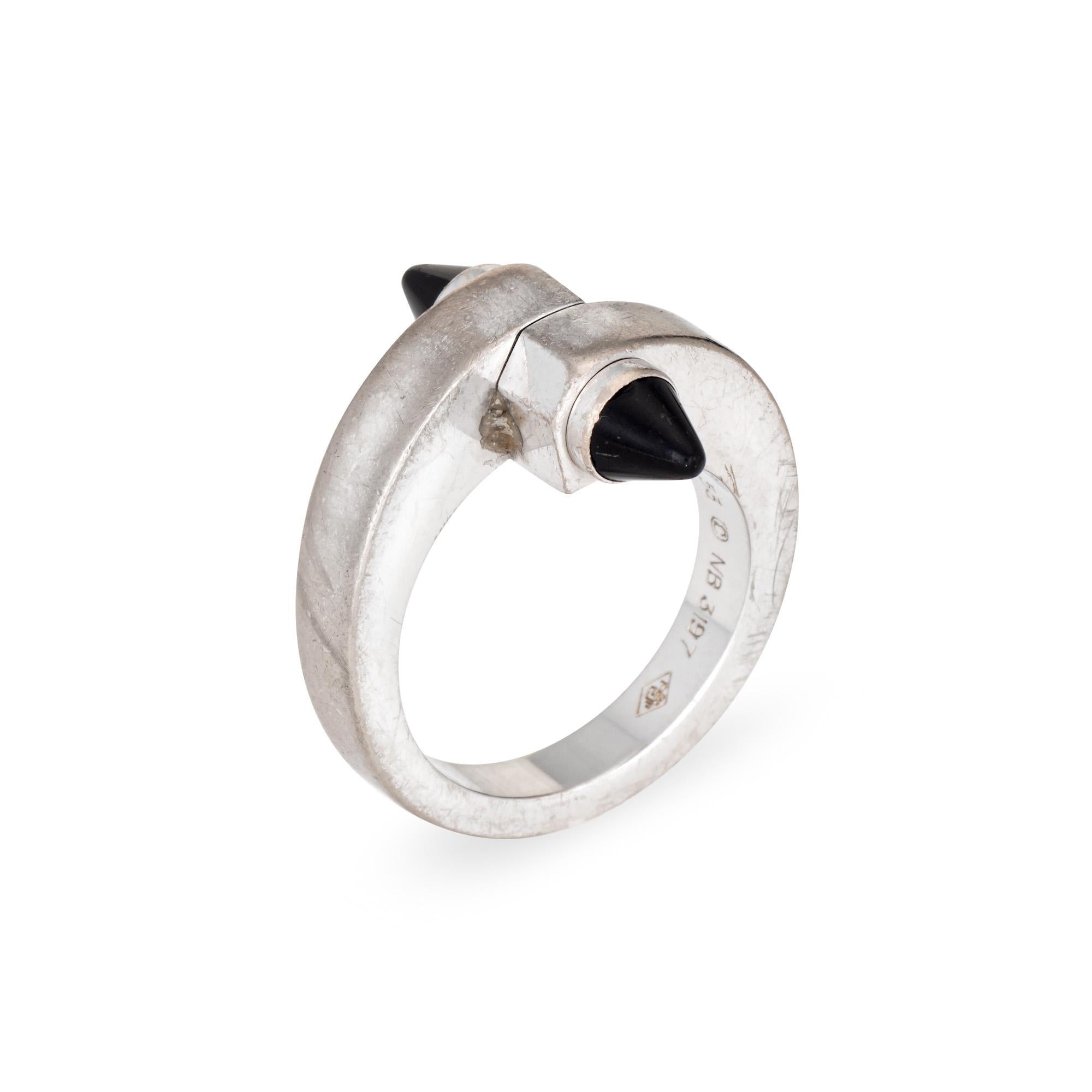 Nicht mehr hergestellter Vintage-Ring Cartier 'Menotte' aus 18 Karat Weißgold (ca. 2000).  

Der ikonische Ring von Cartier hat ein Bypass-Design, das mit zwei schwarzen Onyxspitzen abschließt. Der Ring eignet sich hervorragend als Einzelstück oder