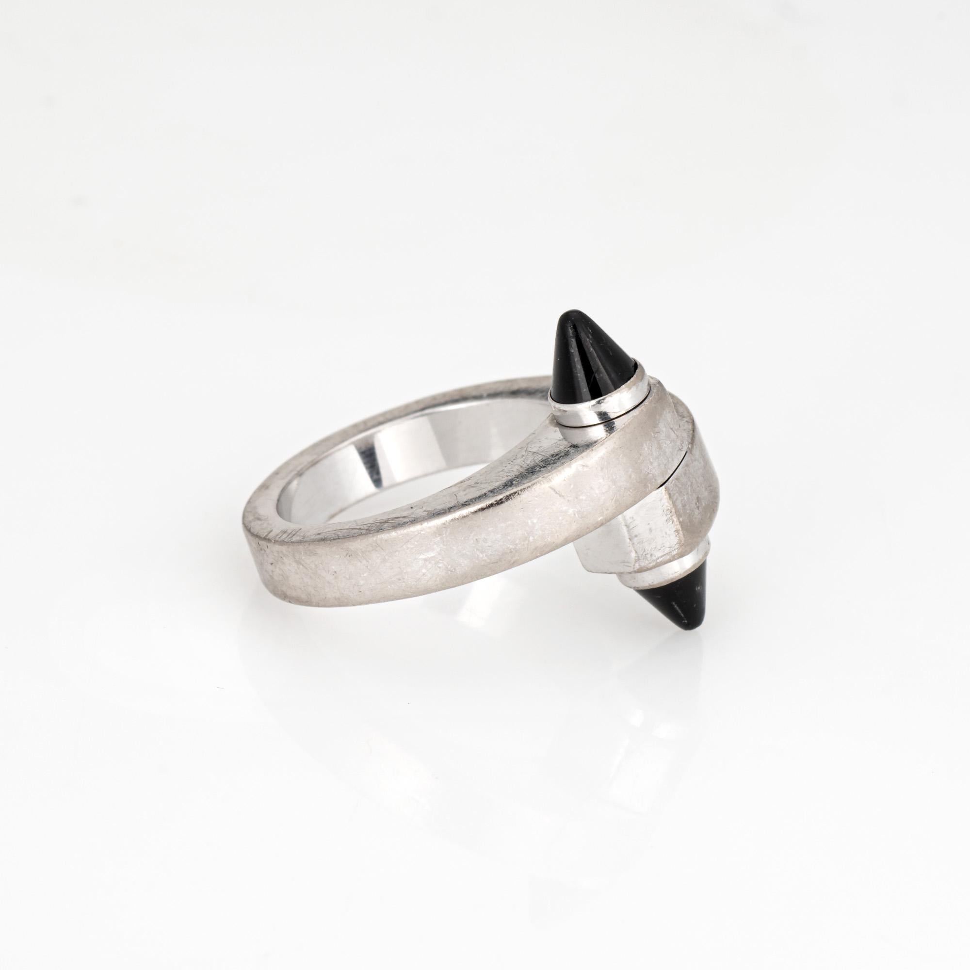Cartier Menotte Onyx Ring 18k Weißgold Band Gr. 53 US 6 1/4 Bypass-Motiv (Zeitgenössisch) im Angebot