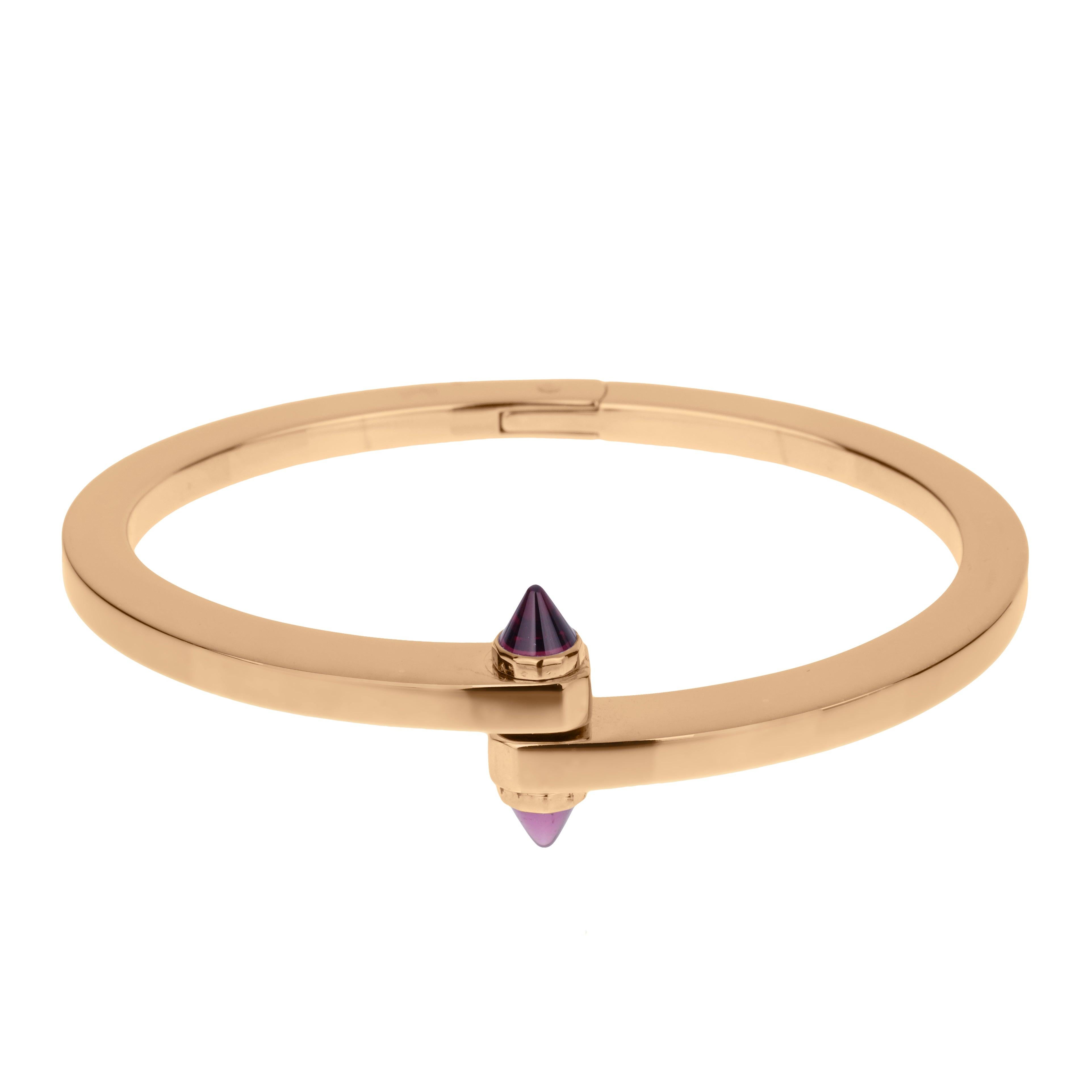 La pulsera brazalete de oro rosa Cartier Menotte Handcuff es una creación audaz y elegante que encarna el arte y el simbolismo de Cartier. Fabricada en oro rosa de 18 quilates, su elegante superficie pulida resalta el icónico motivo de las esposas,