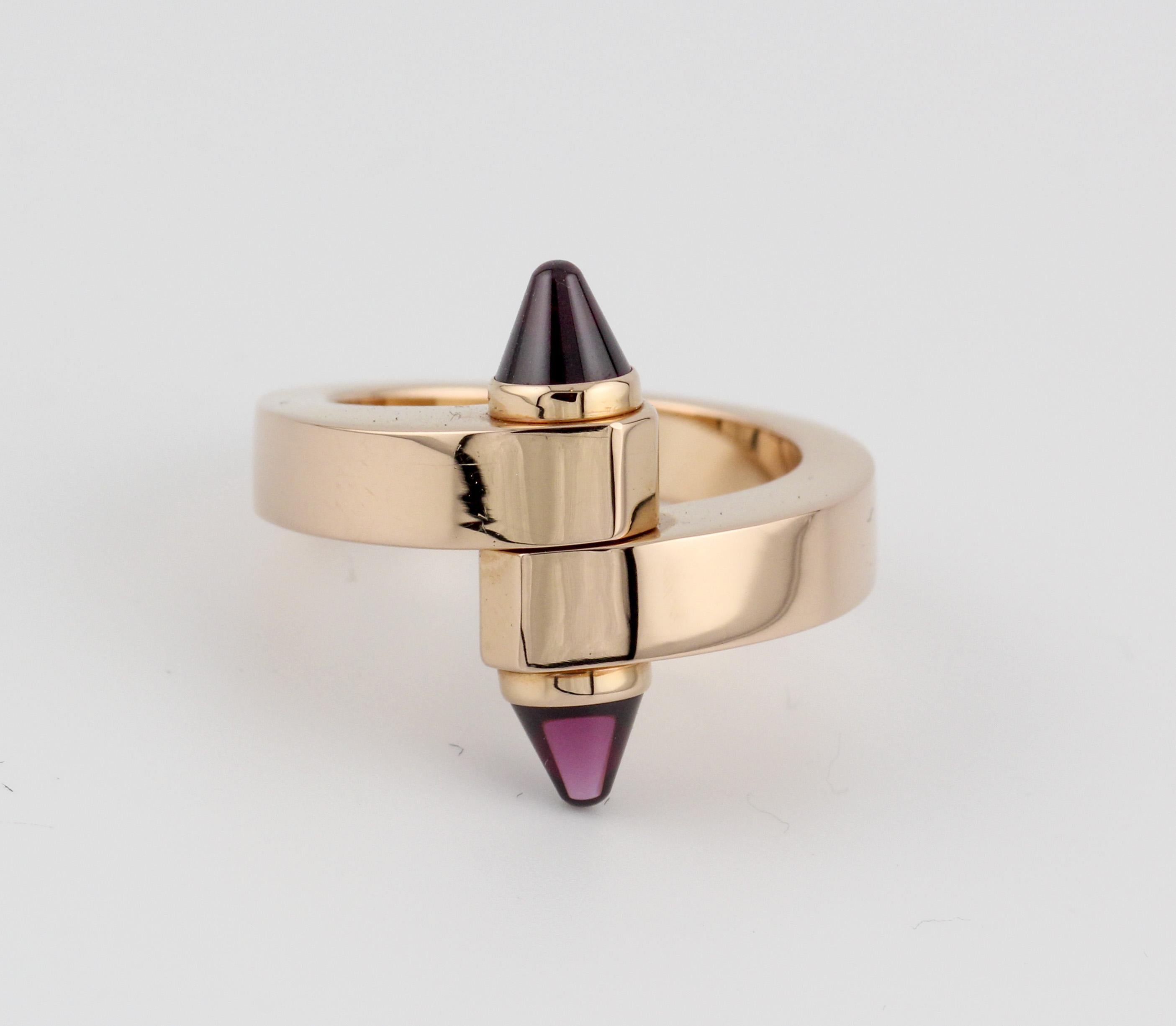 Der Cartier Menotte 18k Rose Gold Turmalin Bypass Ring ist ein Meisterwerk der Juwelierkunst, das Eleganz, Innovation und außergewöhnliche Handwerkskunst nahtlos miteinander verbindet. Dieser Ring ist ein Beweis für den Ruf von Cartier, ikonische