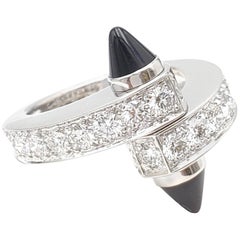 Bague Cartier "Menotte" en or blanc:: diamant et onyx en dérivation