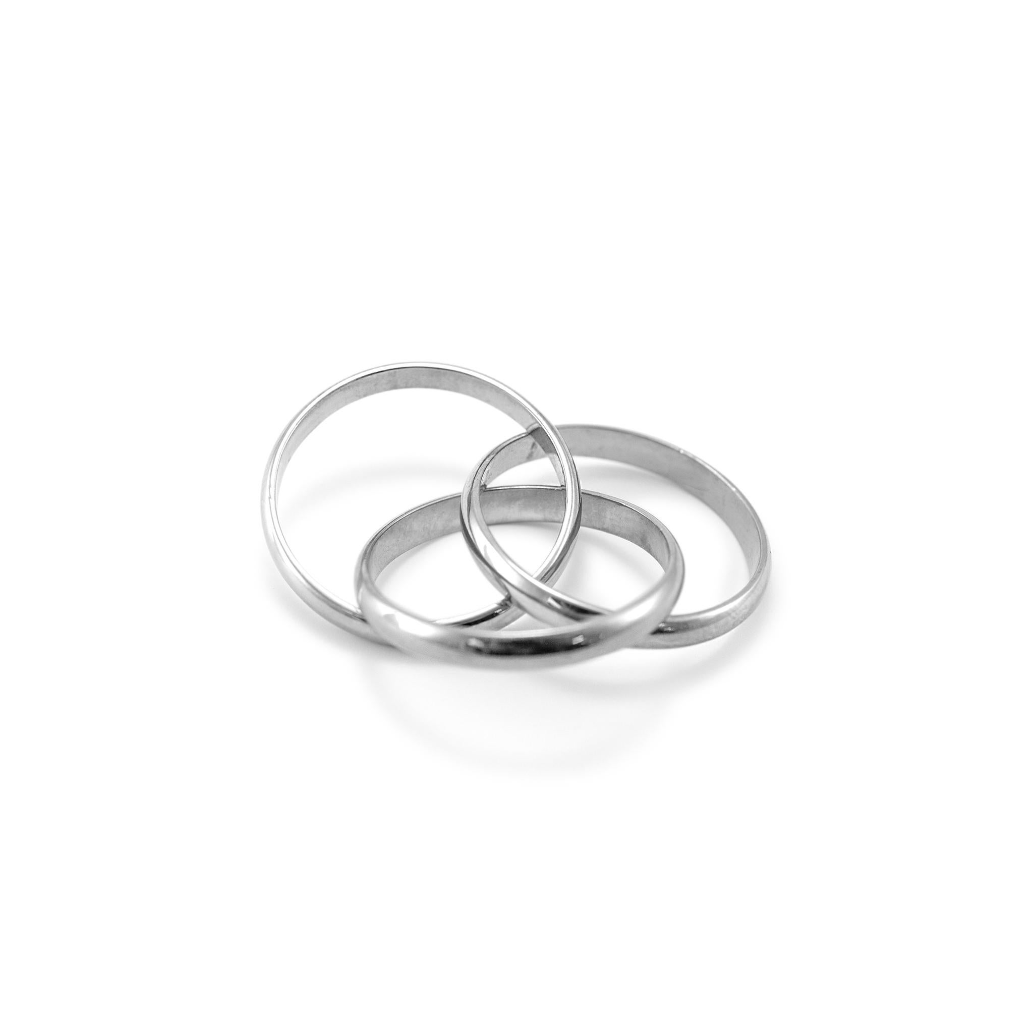 Marke: Cartier 

Geschlecht: Damen 

Metall Typ: 18K Weißgold

Ringgröße: 10 

Breite: 9,50 mm

Gewicht: 11,44 Gramm

Ehering aus 18 Karat Weißgold für Herren mit komfortabler Passform. Das Metall wurde getestet und es wurde festgestellt, dass es