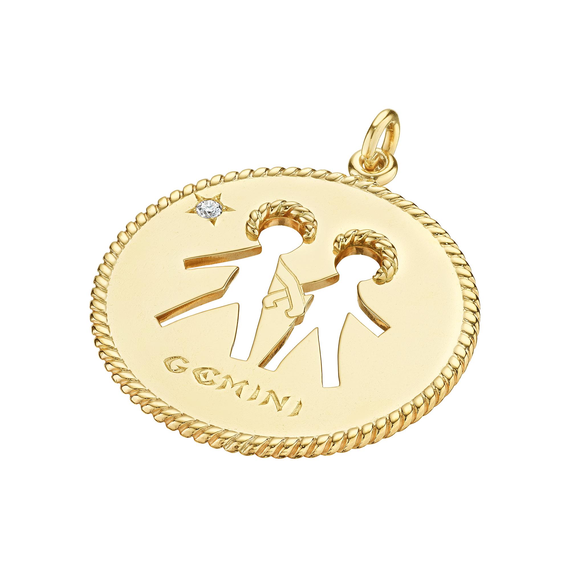 Dos son mejor que uno, y con este colgante del zodiaco Géminis de mediados de siglo de Cartier, nunca caminarás sola.  Caminando de la mano en este disco coleccionable, los gemelos Géminis perforados son guiados por una estrella de diamantes y está