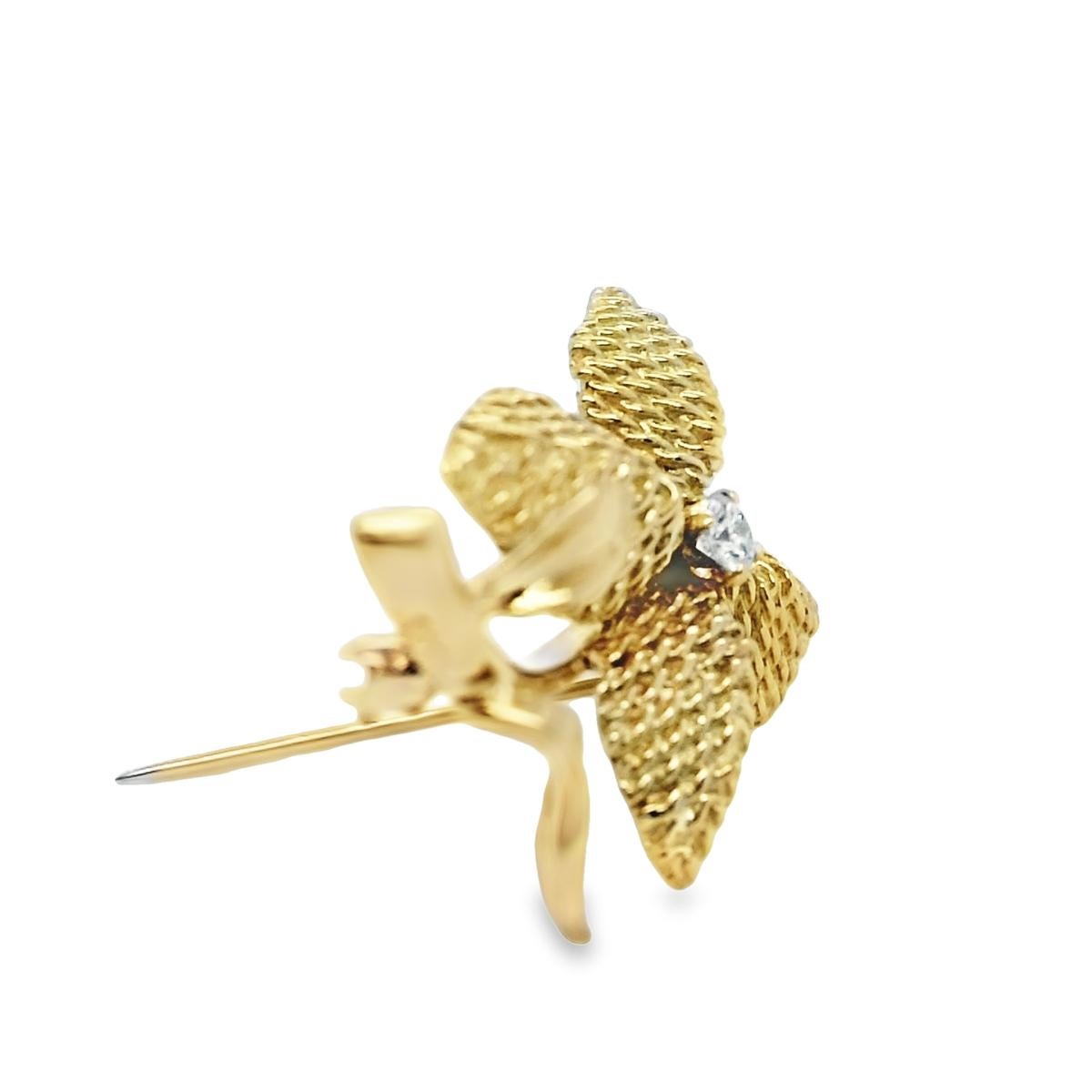Contemporain Cartier, broche fleur en or jaune et diamants, milieu du siècle dernier  en vente