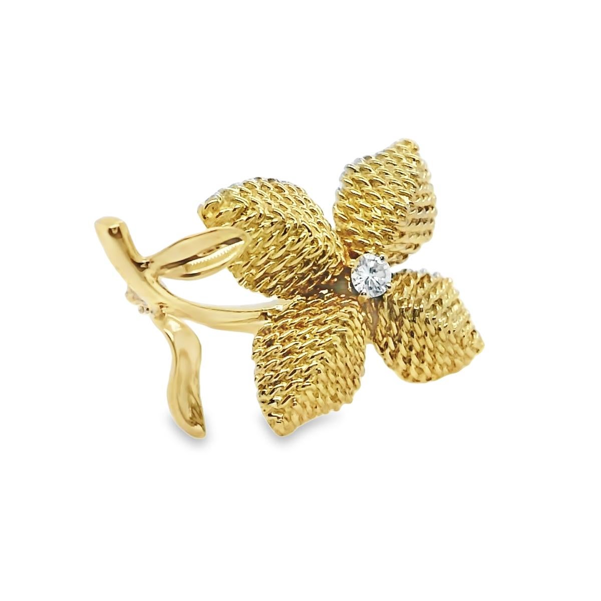 Taille brillant Cartier, broche fleur en or jaune et diamants, milieu du siècle dernier  en vente