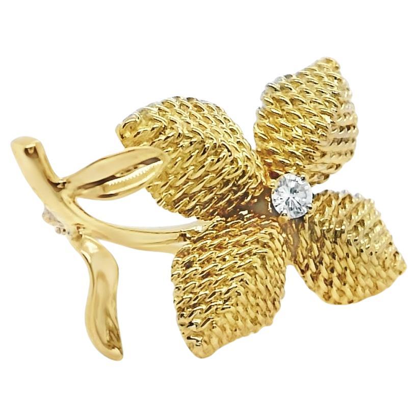 Cartier, broche fleur en or jaune et diamants, milieu du siècle dernier  en vente