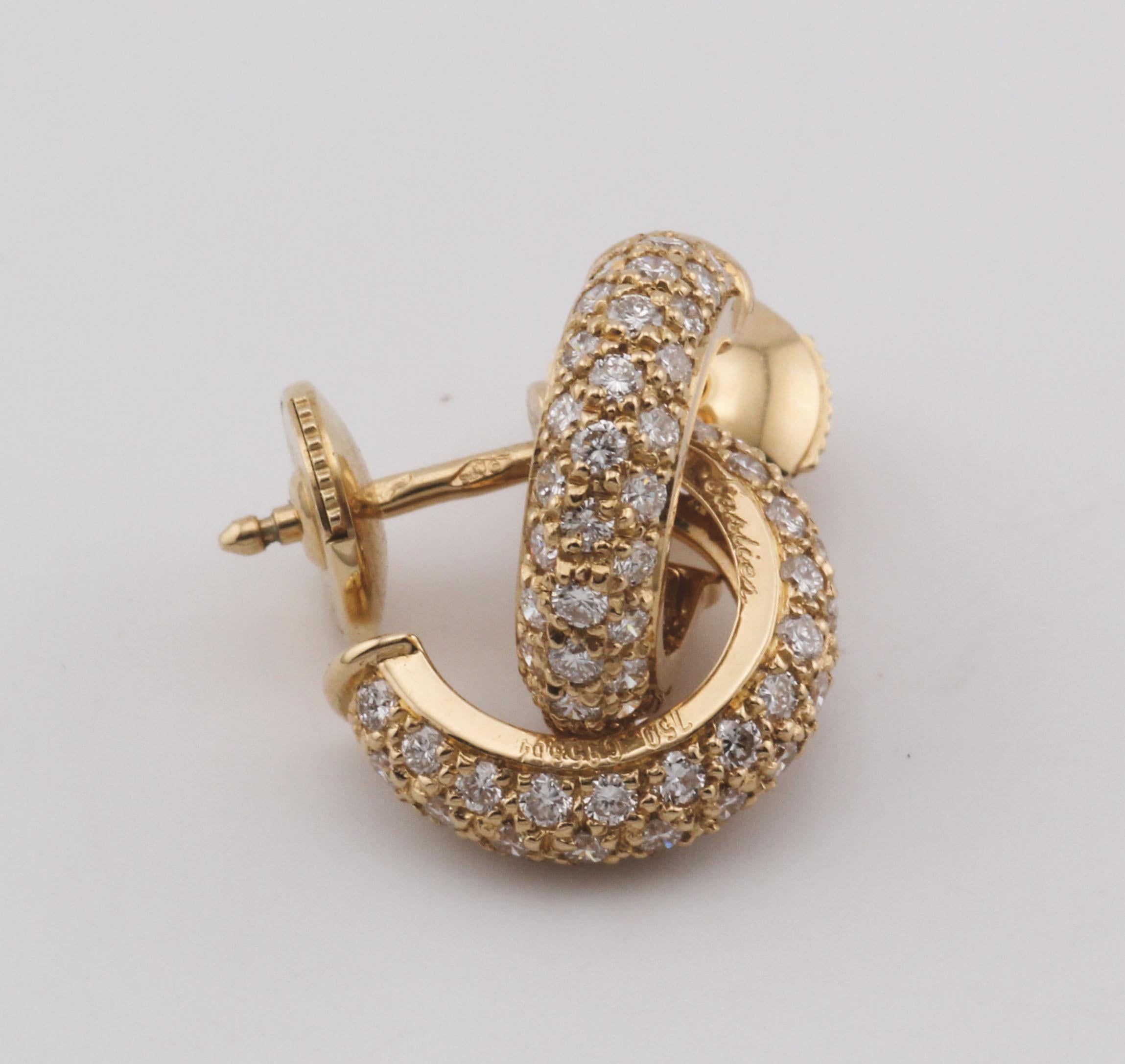 Eleva tu elegancia con los Pendientes Aros Cartier Mimi Diamante Oro 18k, una deslumbrante encarnación de la sofisticación y el lujo. Fabricados por la prestigiosa casa Cartier, estos pendientes muestran el compromiso de la marca con la excelencia