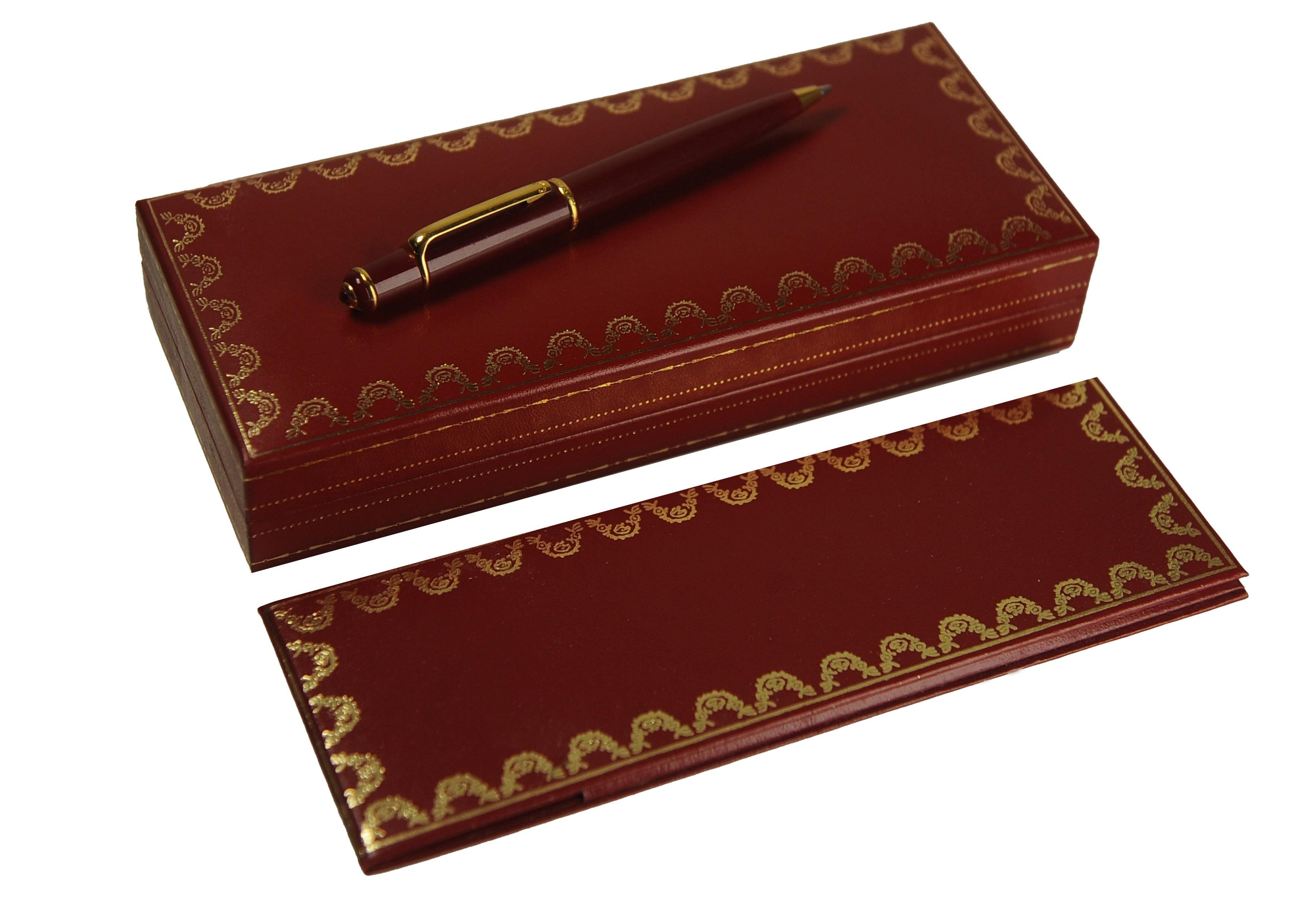 Penna a sfera Cartier Mini Diablo Red Composite con Cabochon In una scatola Cartier

Prodotto a Parigi, Francia

Le penne Cartier sono disegnate da Cartier e prodotte da Montblanc. Questa collaborazione permette a Cartier di produrre penne di lusso