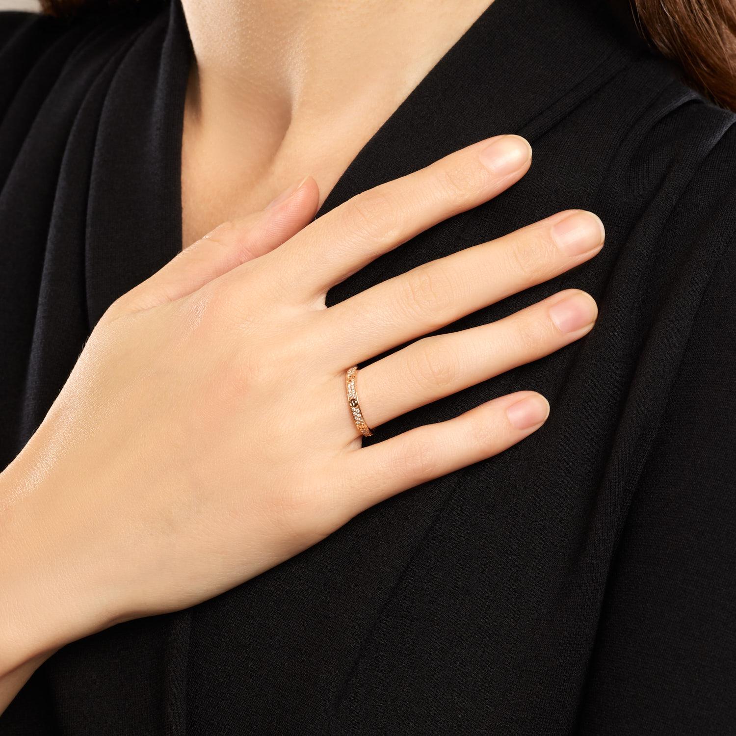 Mini anillo CARTIER Love de oro rosa de 18 quilates y diamantes. 
Precio original: 5.450 euros.
Estado: como nuevo.
Tamaño: 50.
Anchura: 2,6 mm.
Peso del diamante: 0,19 quilates.
Peso total: 1,92 g.
Firmado Cartier y numerado. 
Se vende con su