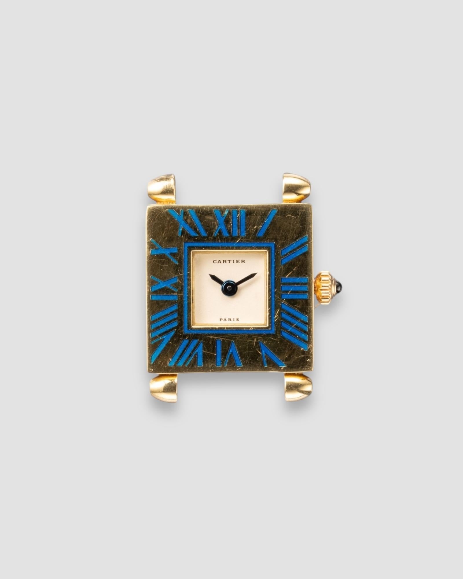 Cartier Mini Tank Obus CG24006 Paris Zifferblatt Lackiert Blau Ziffern 1990er Jahre

SKU 1406

Diese Cartier Mini Tank Obus CG24006 aus den 1990er Jahren ist ein exquisiter Ausdruck der raffinierten Kreativität und des zeitlosen Designs von Cartier.