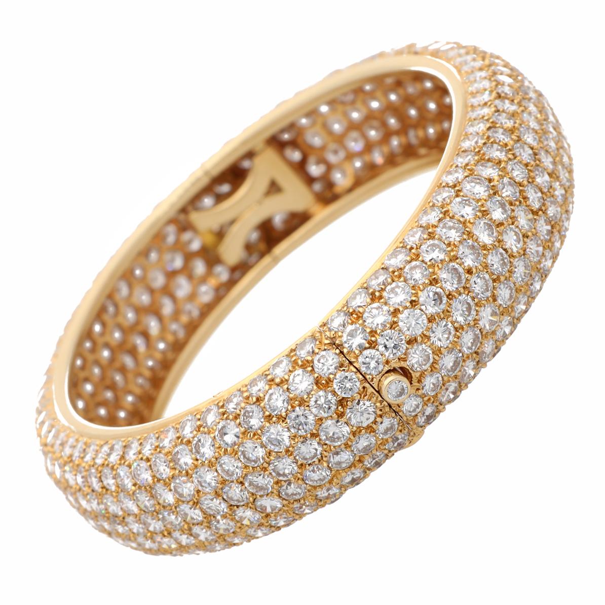 Cartier Modern Day to Night Diamond Gold Bangle

A 1990s Cartier full pave set with 35 carats of Cartier fine diamonds in 18kt French yellow gold semi-rounded bangle. Easy to wear from day to evening and perfect for layering with your other Cartier