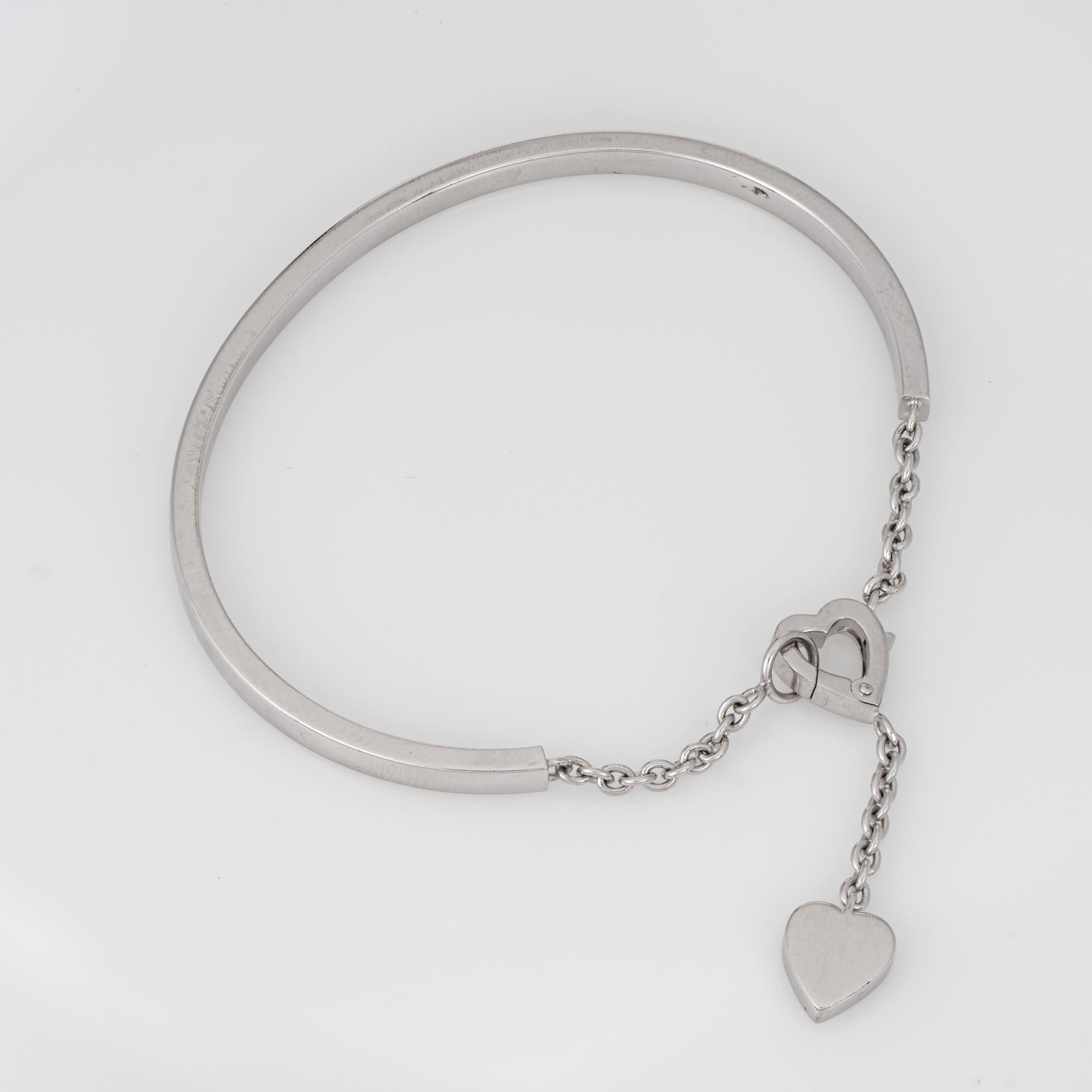 Pulsera de diamantes Cartier Mon Amour de segunda mano en oro blanco de 18 quilates.  

En el dije de corazón hay engastado un diamante de 0,08 quilates (color estimado G-H y claridad VS2).

El brazalete descatalogado de Cartier presenta un