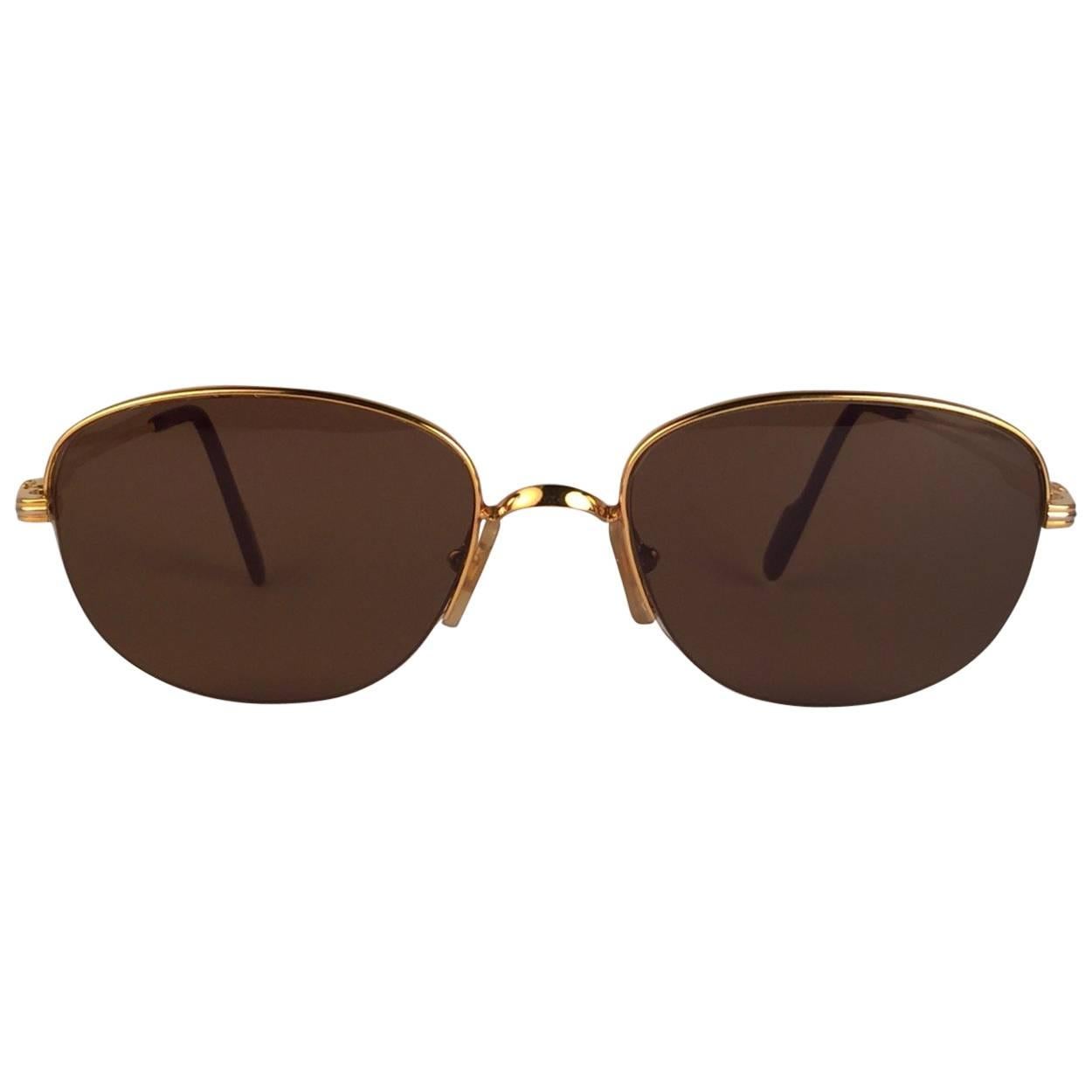 Neu 1983 Cartier Montaigne Vendome Sonnenbrille mit braunen (UV-Schutz) Gläsern. Der Rahmen ist mit der Vorderseite und den Seiten in Gelb- und Weißgold. Alle Markenzeichen. Cartier-Goldzeichen auf den Ohrpolstern. Mit der Fassung aus 18 Karat Gold
