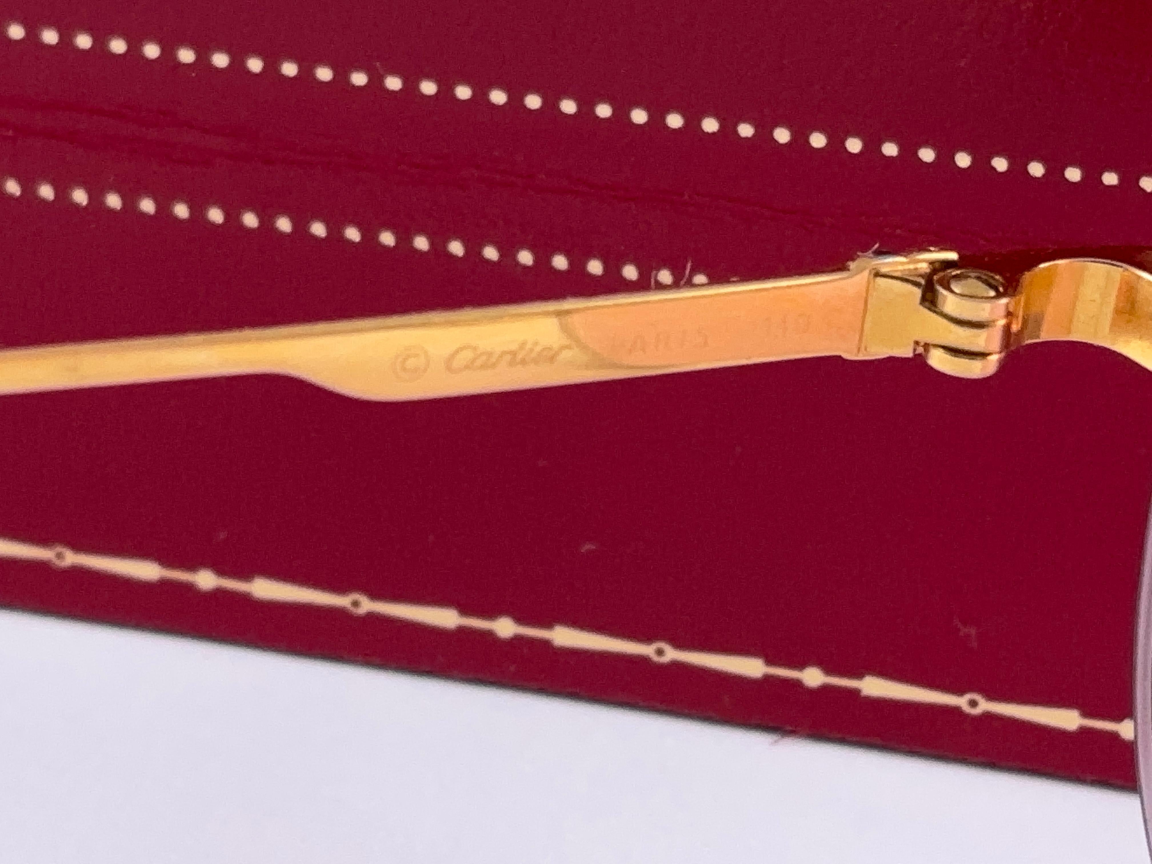 New 1983 Cartier Montaigne Vendome Sonnenbrille mit hellrosa (UV-Schutz) Gläsern. Der Rahmen ist mit der Vorderseite und den Seiten in Gelb- und Weißgold. Alle Markenzeichen. Cartier-Goldzeichen auf den Ohrpolstern. Mit der Fassung aus 18 Karat Gold