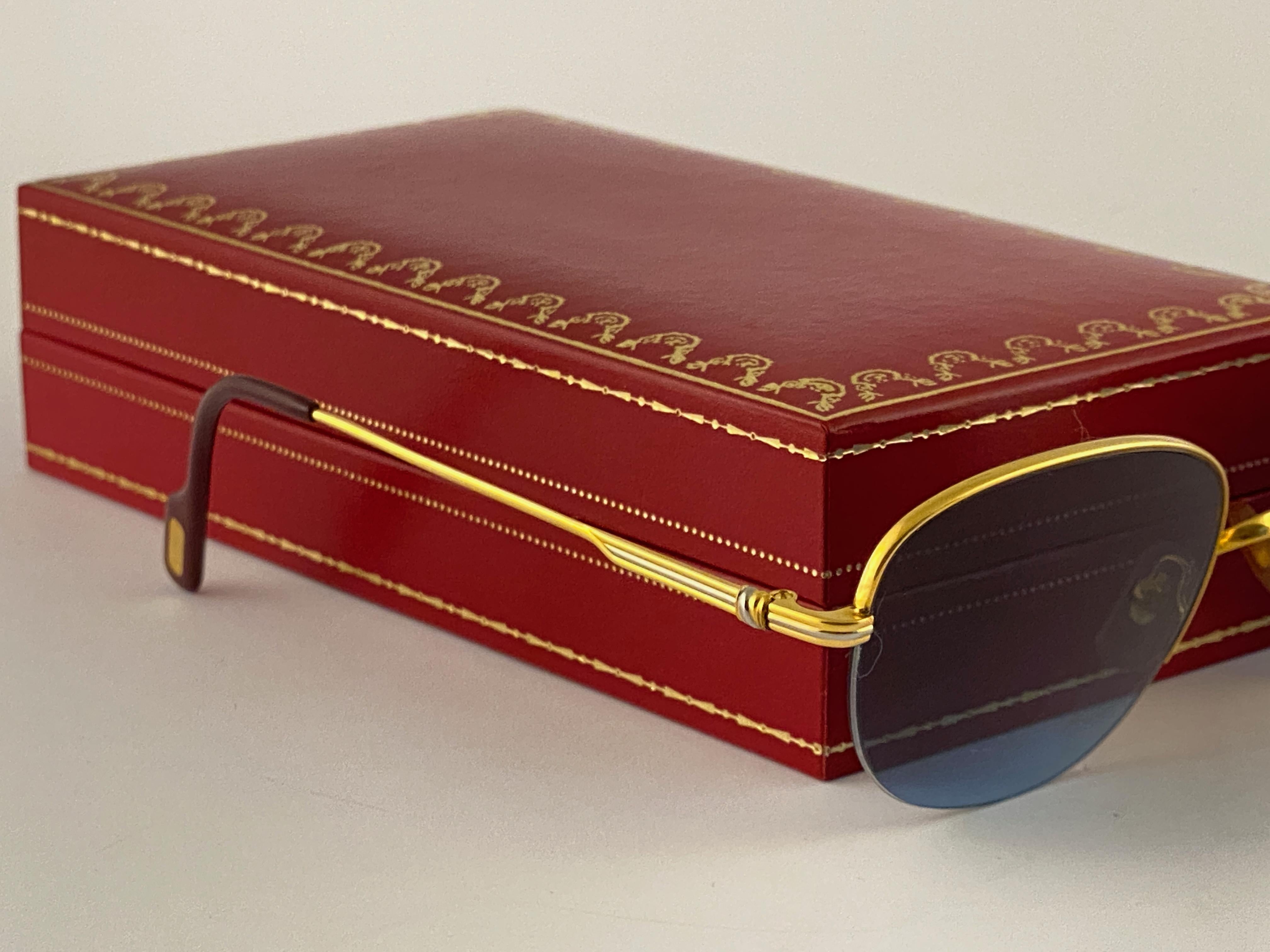 Neu 1983 Cartier Montaigne Vendome Sonnenbrille mit blauen Verlaufsgläsern (uv-Schutz). Der Rahmen ist mit der Vorderseite und den Seiten in Gelb- und Weißgold. Alle Markenzeichen. Cartier-Goldzeichen auf den Ohrpolstern. Mit dem Rahmen aus 18 Karat