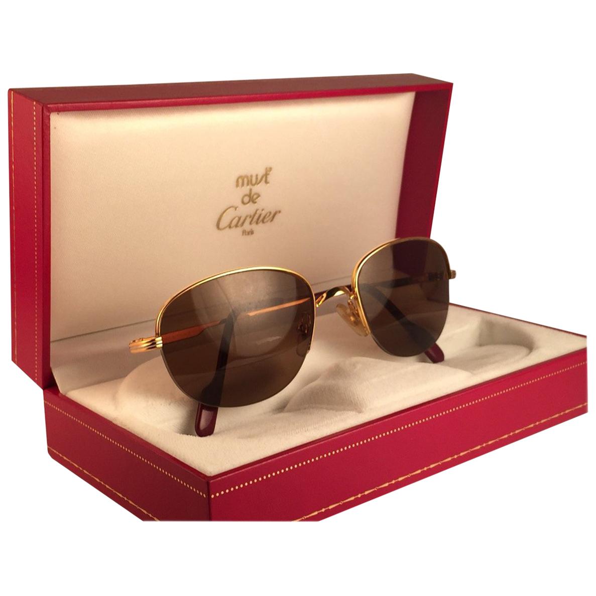 Nouveau 1983 Lunettes de soleil Cartier Montaigne Vendome avec verres bruns (uv protection). Le cadre est avec le recto et les côtés en or jaune et blanc. Tous les poinçons. Signes en or de Cartier sur les oreillettes. Ces lunettes sont comme une