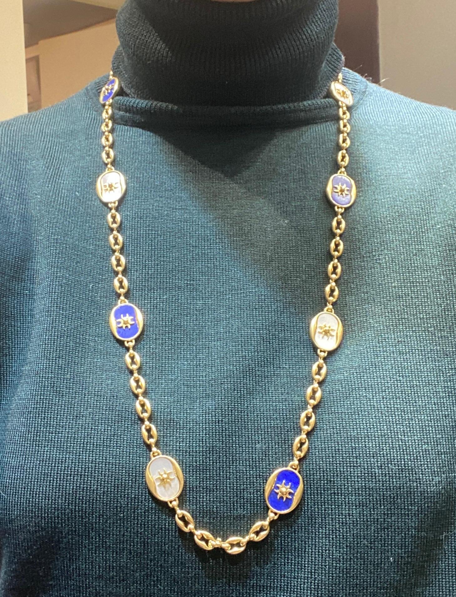 Il s'agit d'un rare collier réalisé par Jean-Jacques Cartier, l'illustre chef de la branche londonienne de l'emblématique marque Cartier. La chaîne est marquée de l'insigne distinctif de Cartier lui-même.

Cette chaîne en or 18 carats est parsemée