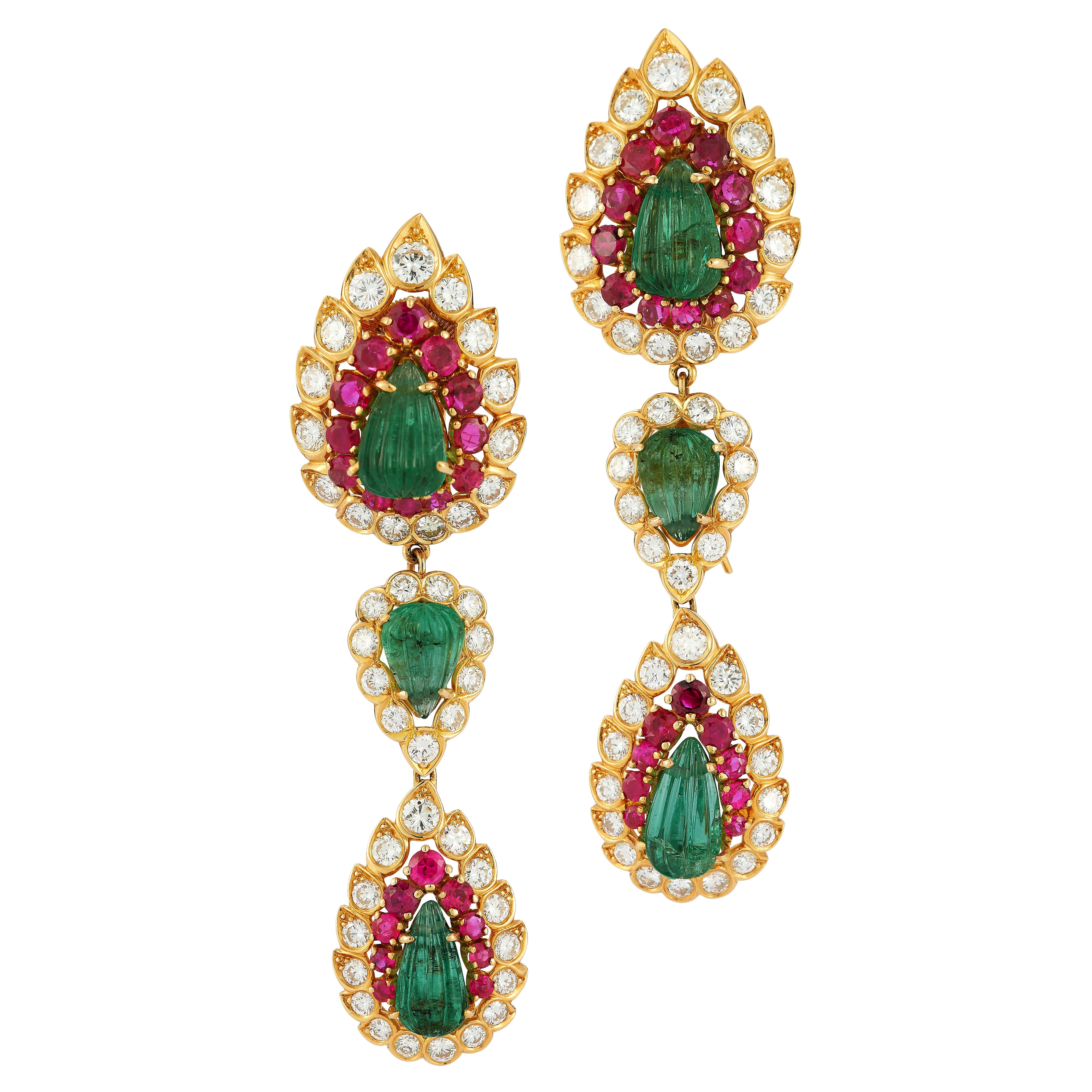 Boucles d
oreilles jour et nuit en émeraude, rubis et diamants, d
inspiration moghole, Cartier