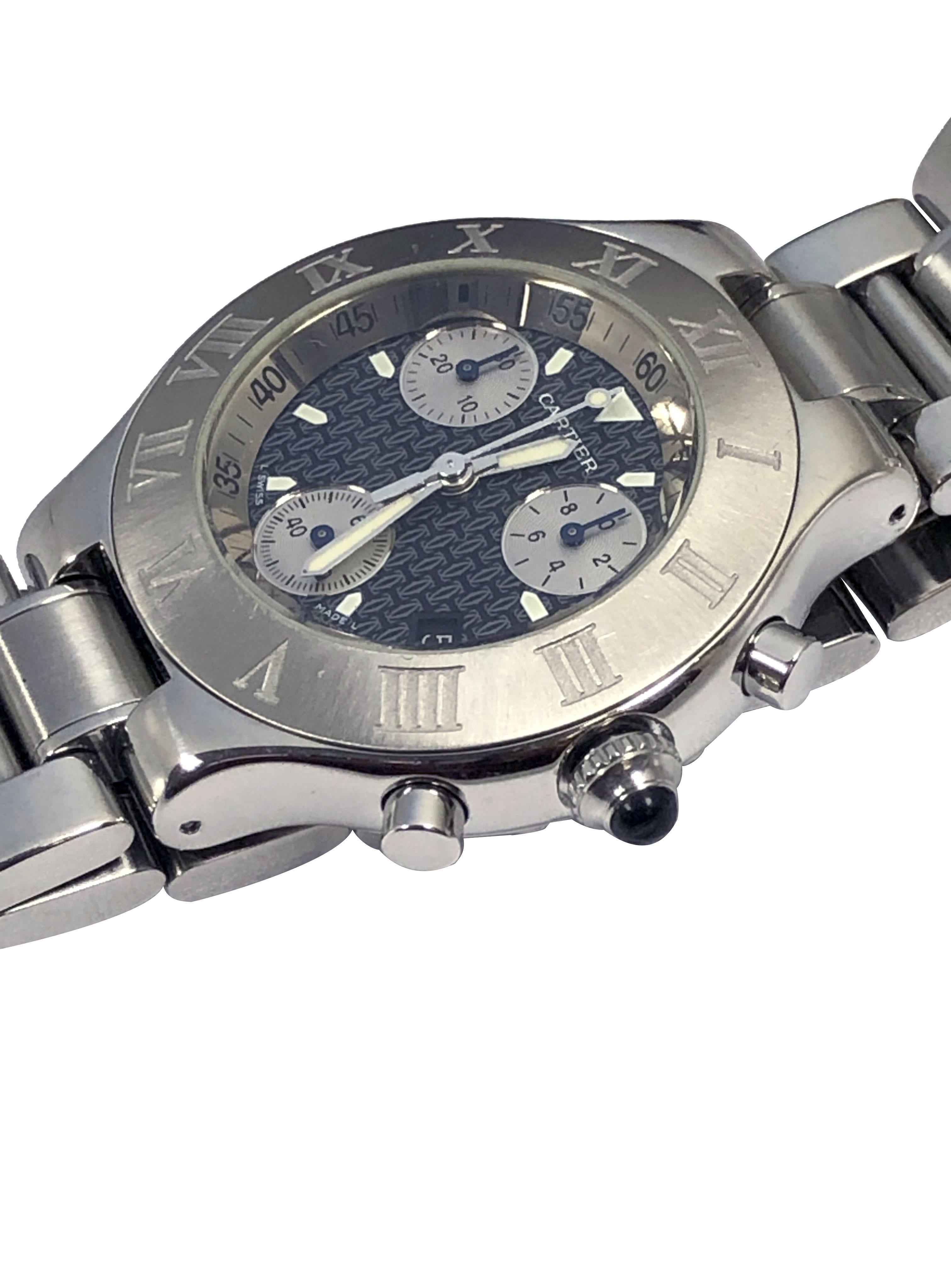 CIRCA 2000 Cartier Must 21 Chronoscaph Armbanduhr, 38 M.M. 3 Stück Edelstahlgehäuse mit römischen Ziffern Lünette, Quarzwerk, Stein gesetzt Krone 2-Knopf-Chronographen-Register-Funktion mit Kalender-Fenster und sub Sekundenzeiger mit Schwarz und