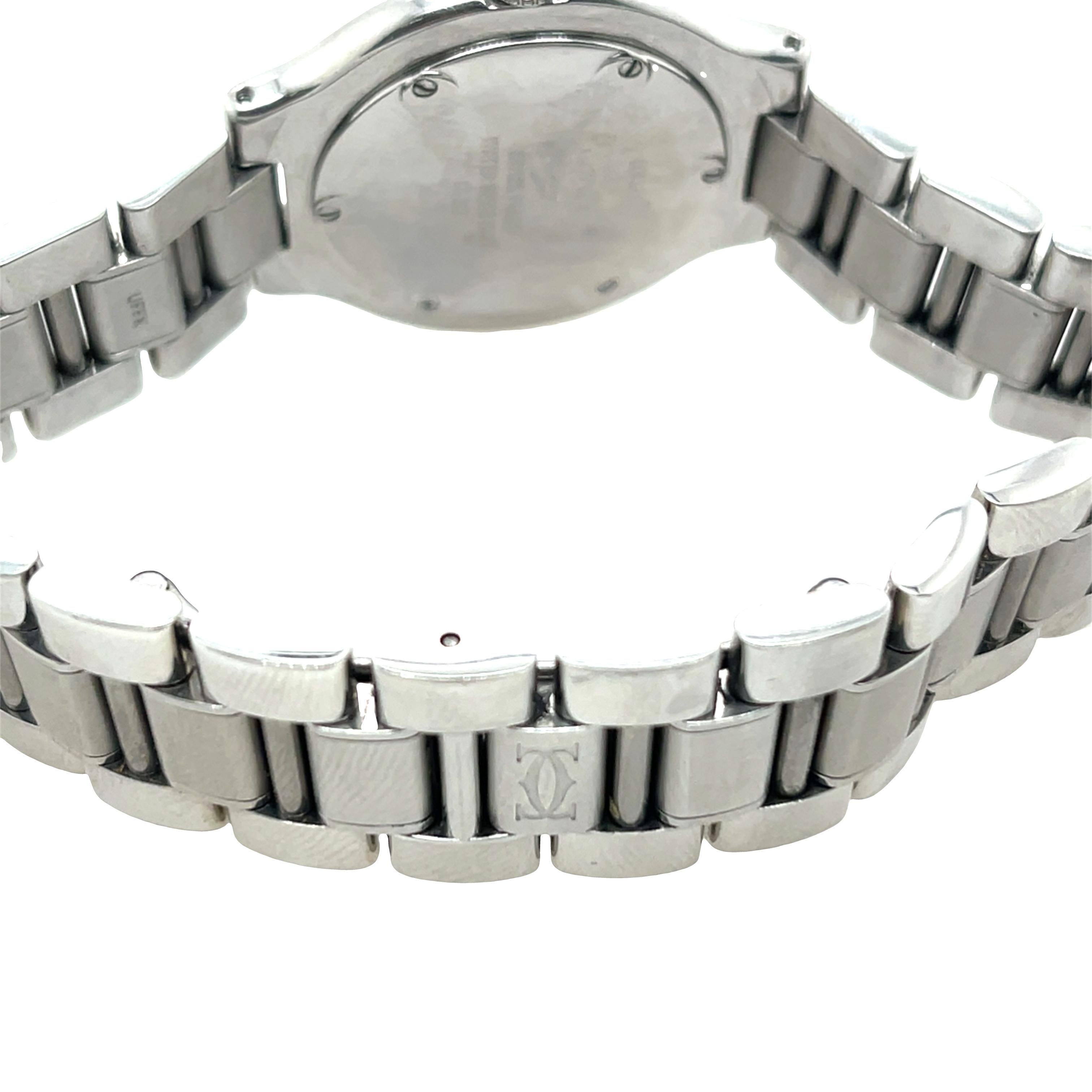 Die Must de Cartier 21, ein klassischer und eleganter Zeitmesser von Cartier, verbindet zeitloses Design mit einem präzisen Quarzwerk. 
Diese Damenuhr mit ihrem eleganten Edelstahlgehäuse und den charakteristischen Cartier-Details bietet Luxus und