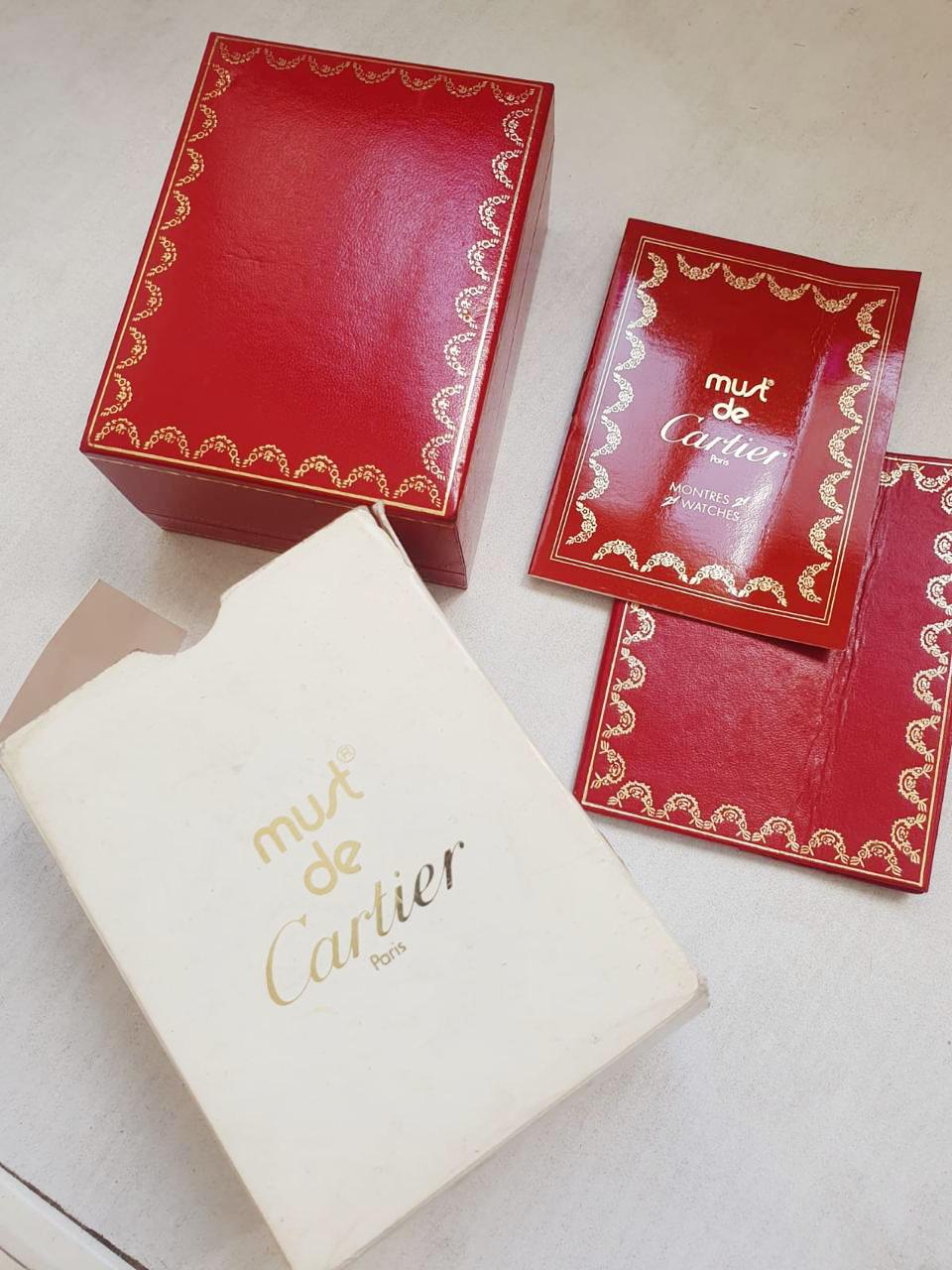 Must de Cartier 21 Reloj de pulsera de cuarzo para señora de acero inoxidable y oro de Cartier Circa 1990
Reloj de pulsera Must de Cartier 21 para señora, de acero inoxidable con detalles dorados. Caja de 28 mm resistente al agua, movimiento de