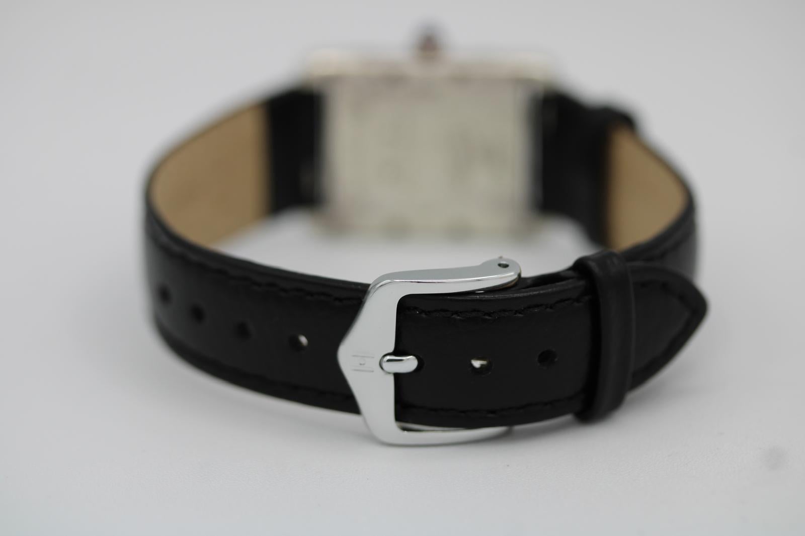 Must de Cartier 2416  22x30mm  Documenti 1999  Quadrante bianco in rilievo  Borsa di servizio
Un esemplare splendidamente presentato del Must de Cartier 2416, completo di documenti originali datati 1999 e offerto in una custodia di servizio Cartier.