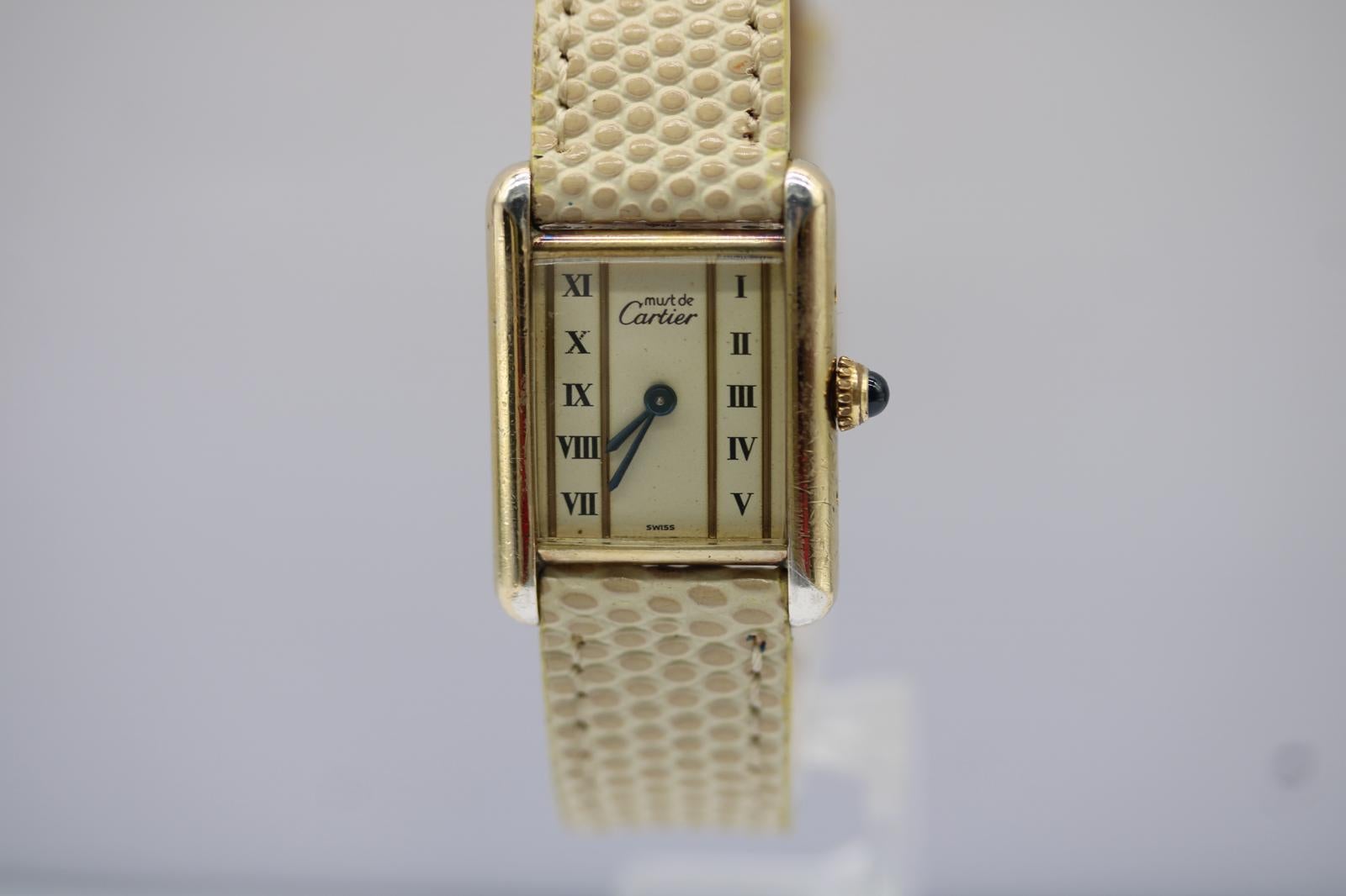 Raffinato ed elegante orologio unisex, il Must de Cartier 5057001 è un vero classico di Cartier e una delle varianti più difficili da trovare, con un quadrante a numeri romani splendidamente equilibrato e un design senza tempo.

Caratteristiche