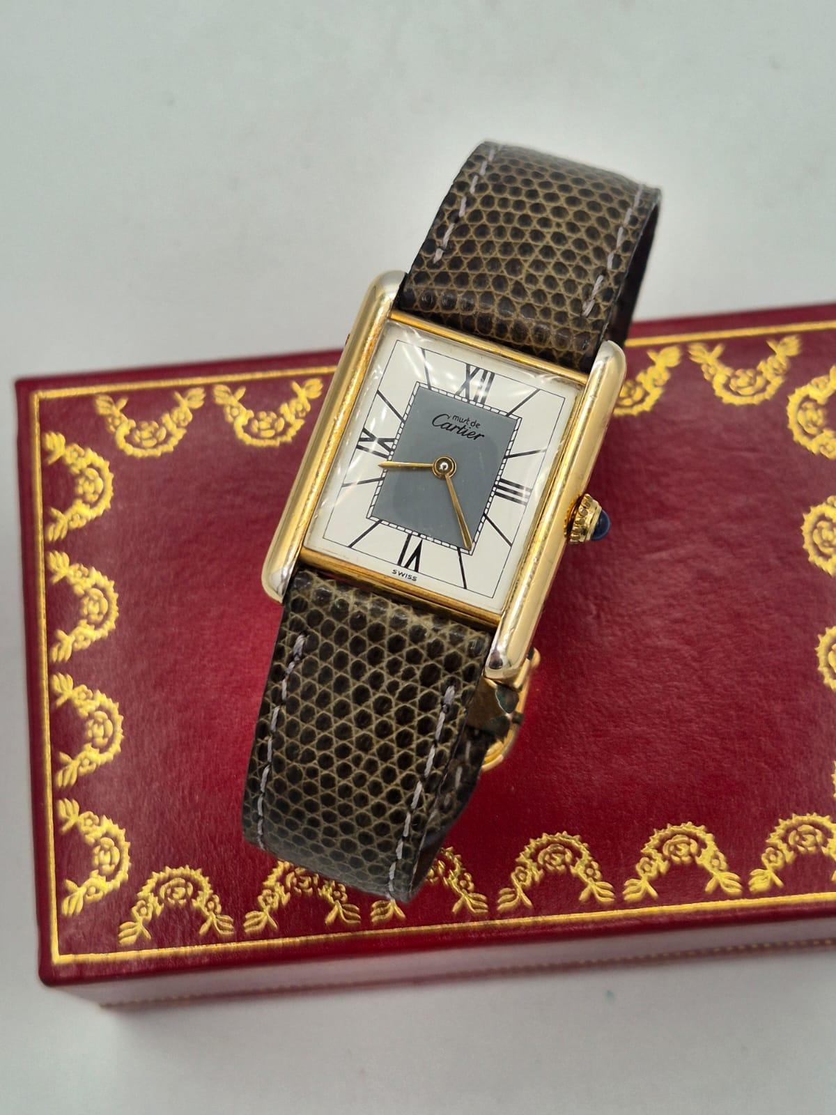 Orologio: Must de Cartier 590005
Numero di serie: CHW6363
Prezzo: € 1895,00

Must de Cartier Tank Vermeil 590005  Quarzo  Quadrante raro  Scatola e cinturino

Ce li chiedono tutti i giorni ed è facile capire perché! Il Must de Cartier Tank è