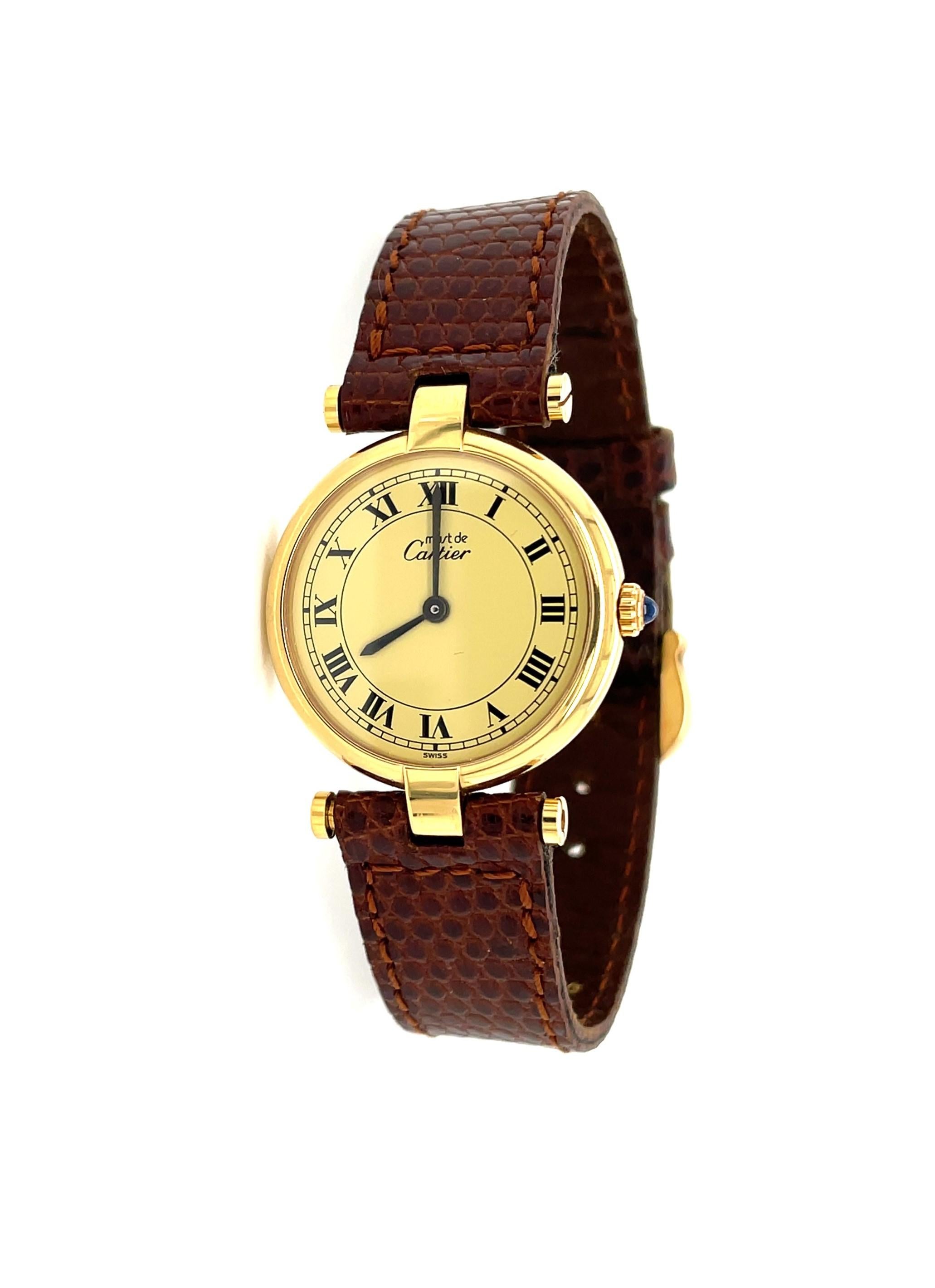 Besitzen Sie dieses Cartier Must de Cartier Vendome .925 Argent 18K Gold Vermeil Gehäuse 24mm Champagner Zifferblatt Quarzuhr
Nummer 296248, eines der beliebtesten Modelle von Cartier, circa 1990er Jahre. Diese Armbanduhr ist kürzlich aktualisiert