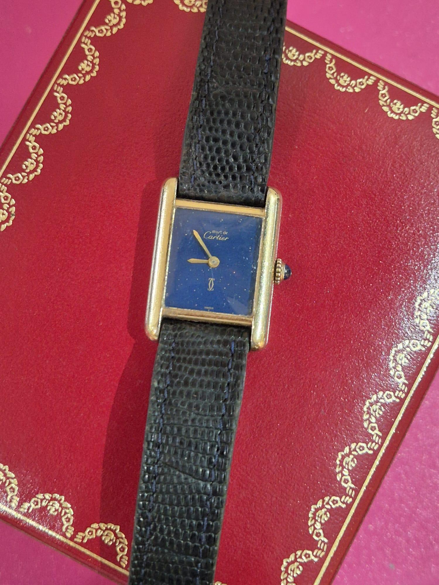 💙 Cartier Must de Cartier Blue Lapis Dial – Mechanical Wind (1980s)
An exquisite and highly sought-after vintage piece, this Must de Cartier features the rare and stunning blue lapis-style dial, housed in a gold vermeil case. Presented with its