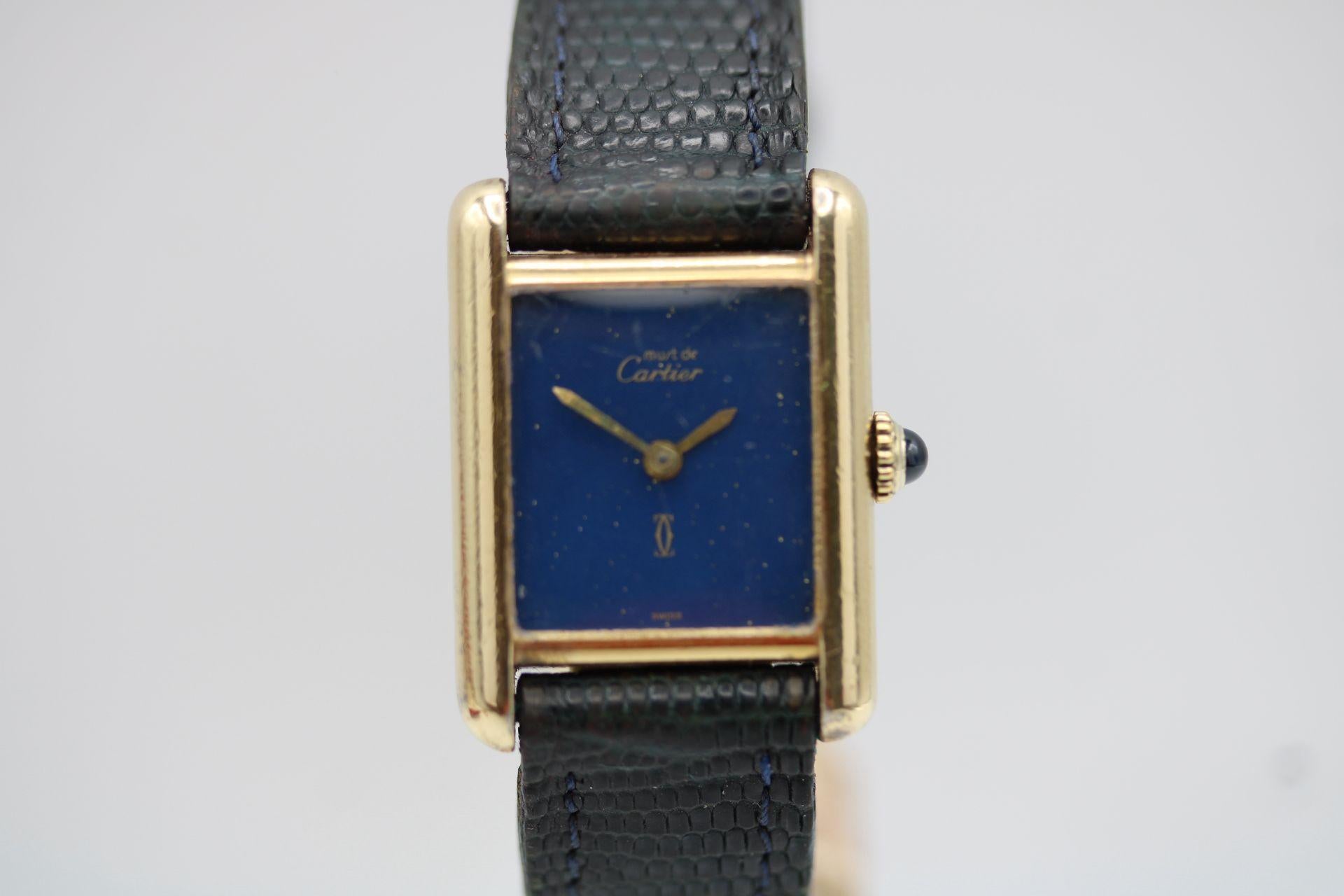 💙 Cartier Must de Cartier Blue Lapis Dial – Mechanical Wind (1980s)
An exquisite and highly sought-after vintage piece, this Must de Cartier features the rare and stunning blue lapis-style dial, housed in a gold vermeil case. Presented with its