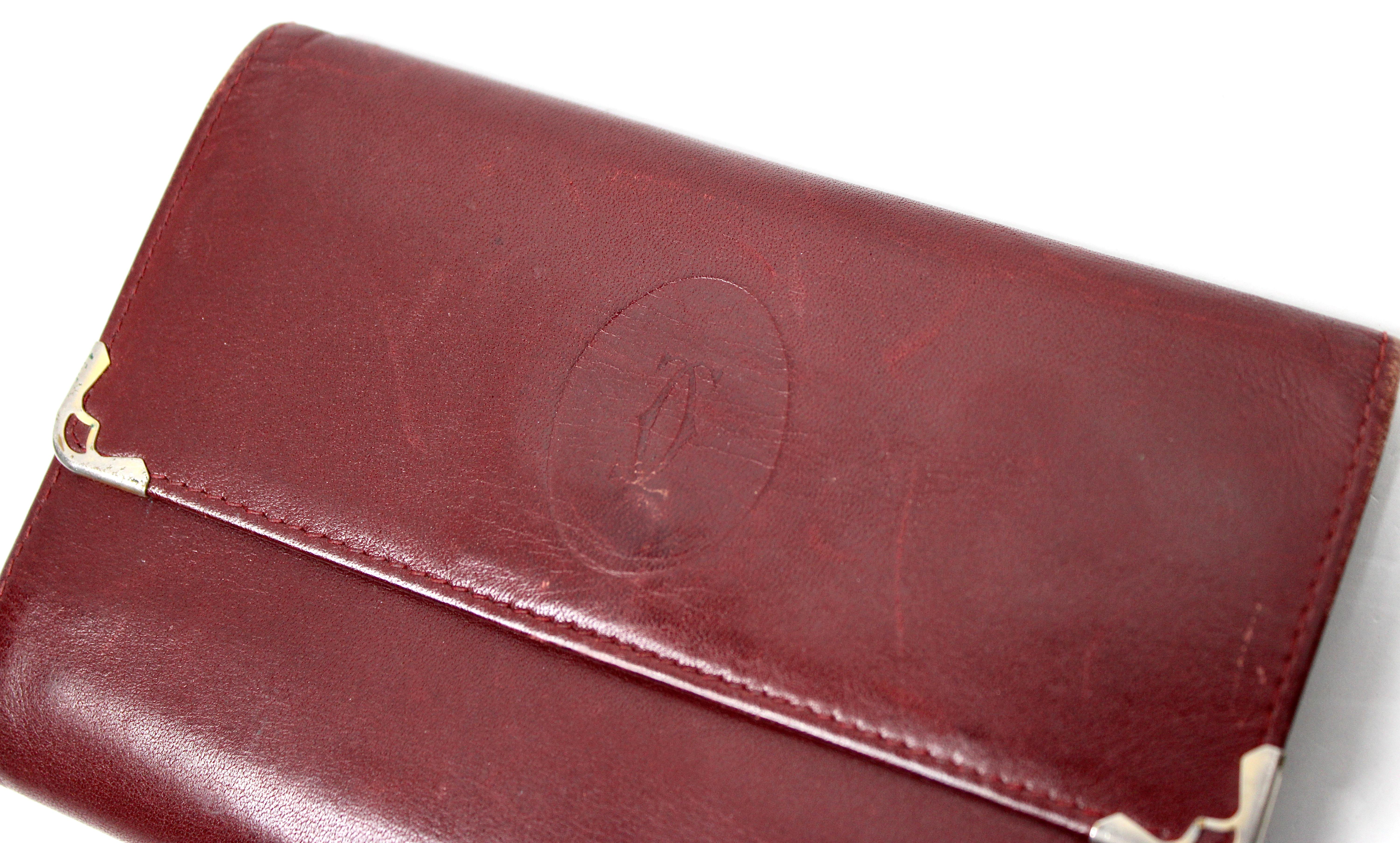 Marrone Portafoglio Trifold in pelle bordeaux Must de Cartier circa anni '80 in vendita