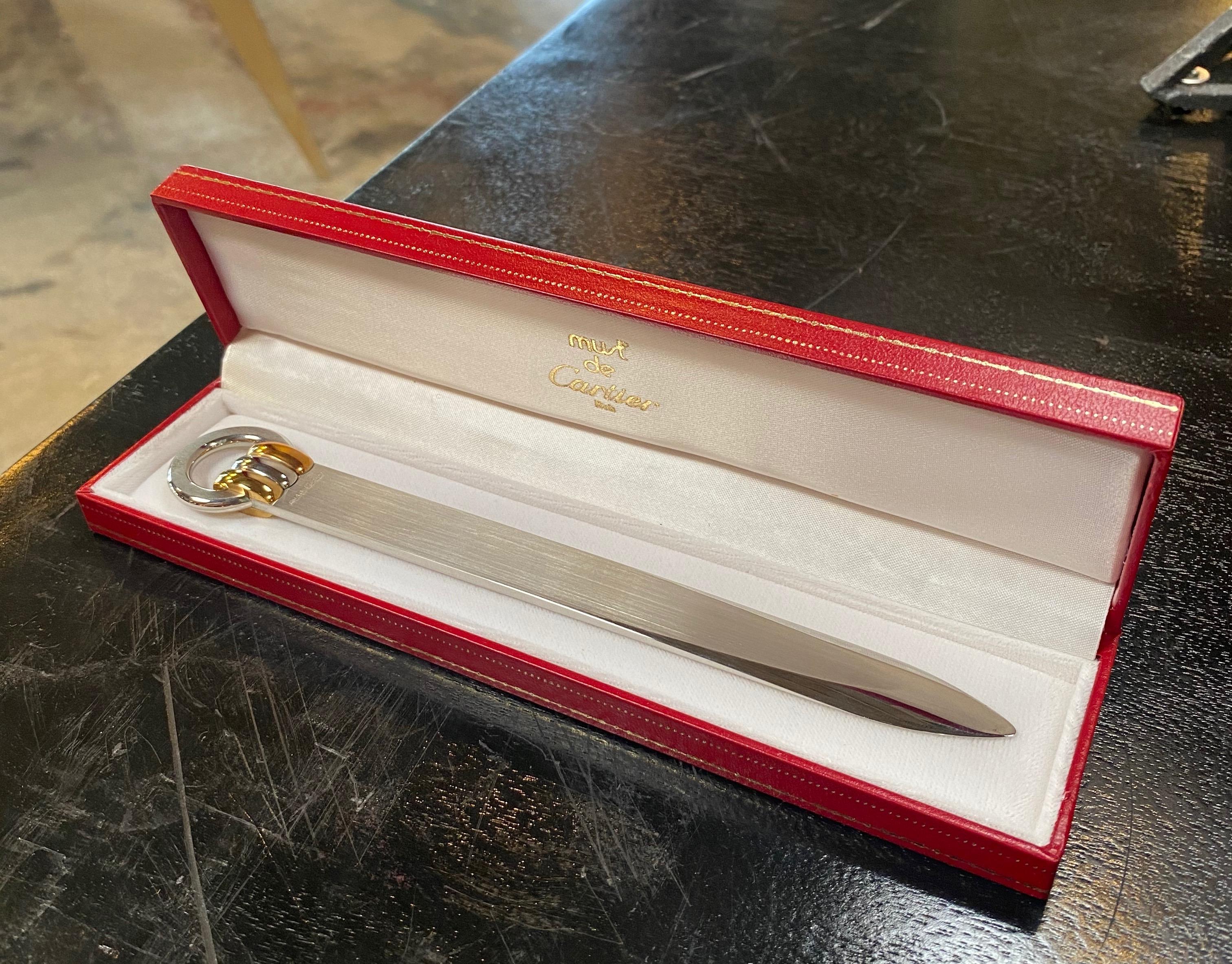 Cartier Must de Cartier letter opener three golds and palladium, excellent use and conservation condition, a piece that you cannot miss to put on your desk, a very nice and elegant piece. You buy the item shown in the photographs that are a faithful