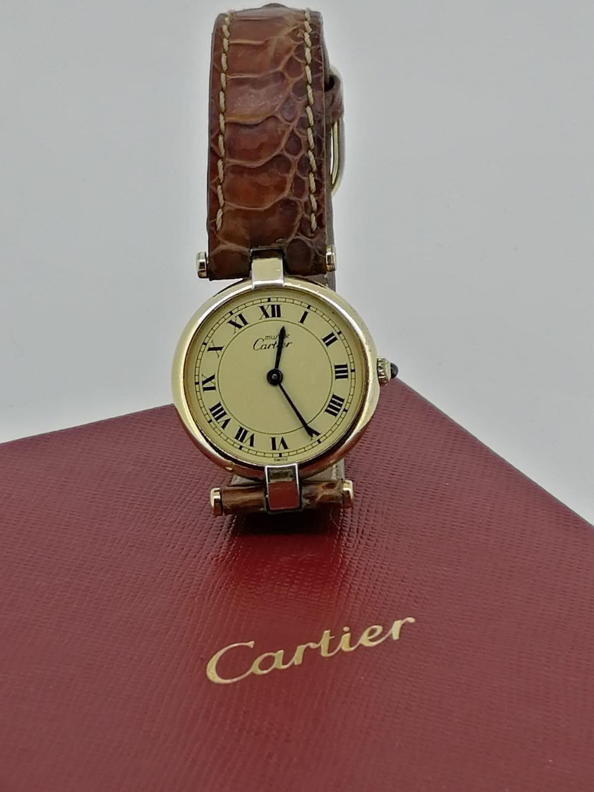 Sie ist einer der begehrtesten und begehrenswertesten Zeitmesser, 
dieser kultige Cartier Must de Cartier 
ist eine perfekte Uhr für den Alltag 

Sie stammen aus den 2000er Jahren und mehr, 
und doch zeitlos im Design 
die Uhr ist in gutem Zustand &