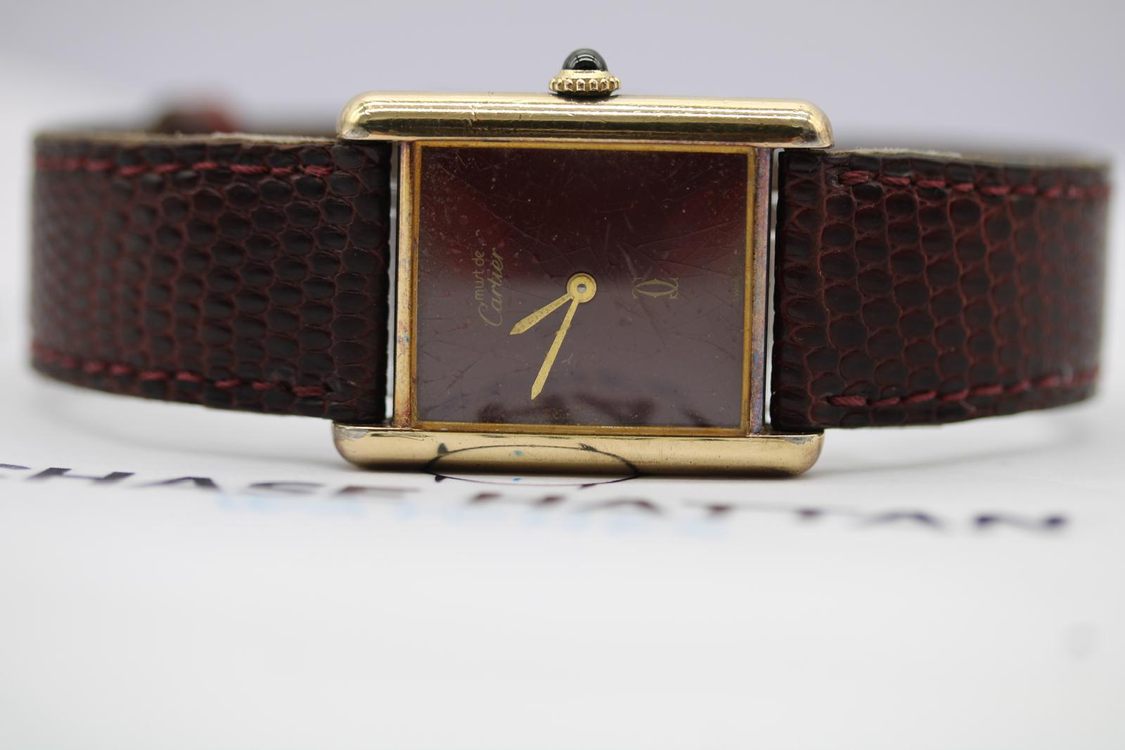 Questo Must de Cartier Tank è un esemplare d'epoca splendidamente conservato, che si distingue per il suo raro quadrante bordeaux con una patina naturale - una patina unica sviluppata nel tempo che conferisce al pezzo un carattere notevole.

La