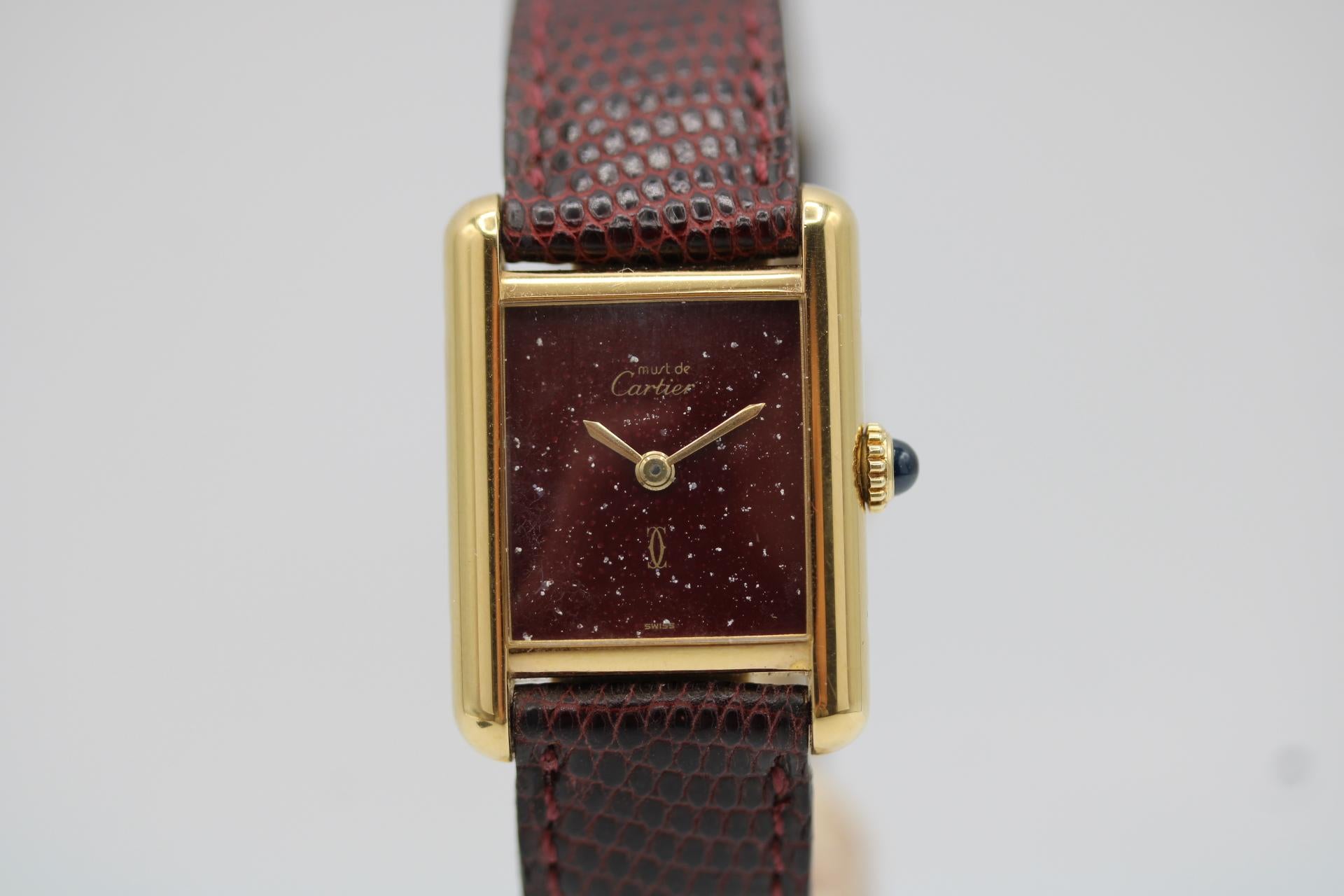 🕰️ Tanque Must de Cartier  Esfera Borgoña  Viento manual  Vermeil Vintage  En caja
Qué bonito ejemplo de una Must de Cartier vintage, y no lo decimos a la ligera. Este reloj destaca no sólo por su estado, sino también por su distintiva esfera