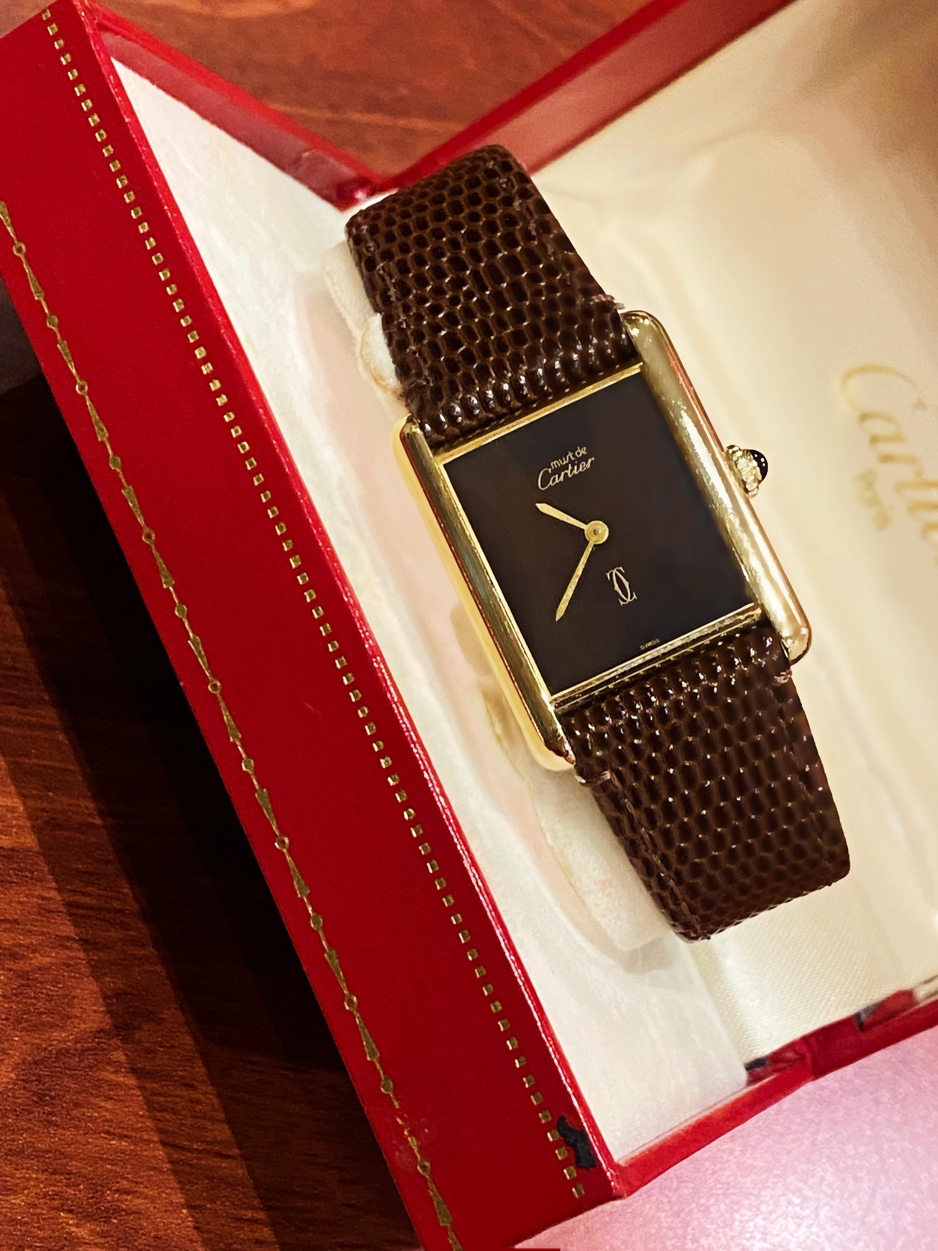 È uno degli orologi più ambiti e desiderati, 
questo iconico serbatoio Must de Cartier 
è in ottime condizioni e in eccellente stato di funzionamento 

Risalente agli anni '90, ma dal design senza tempo. 
questo orologio unisex è un elegante