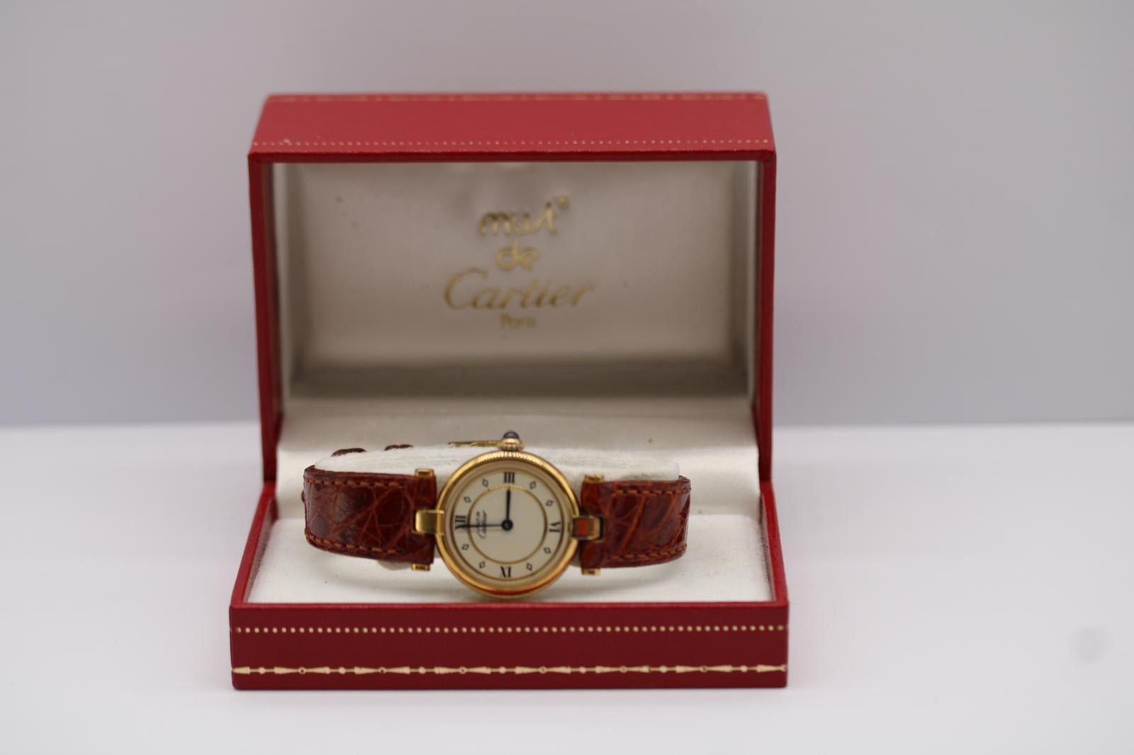 Compramos y vendemos muchos relojes Cartier y siempre buscamos los mejores ejemplos; esta pieza en concreto cumple todos los requisitos, ya que ofrece estilo, originalidad y un estado excepcional. Raro y elegante Must de Cartier Tank con esfera de