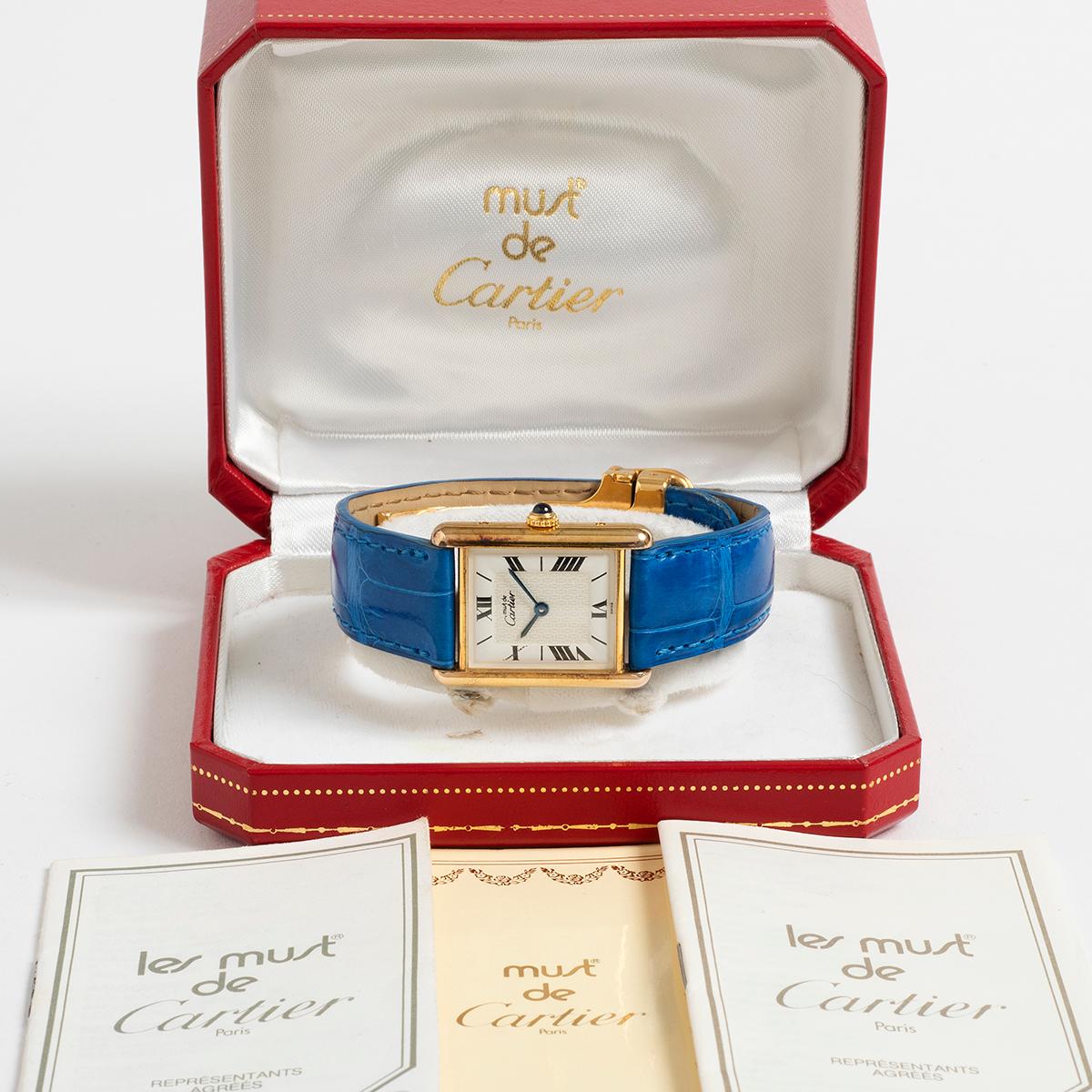 Unsere Vintage und seltene Cartier Must De Cartier Tank (Referenz 1615) verfügt über ein 23mm x 30mm Gehäuse aus Sterlingsilber mit schwerer Vergoldung (Vermeil), die in ausgezeichnetem Zustand für sein Alter und nur einige Verschlechterung der