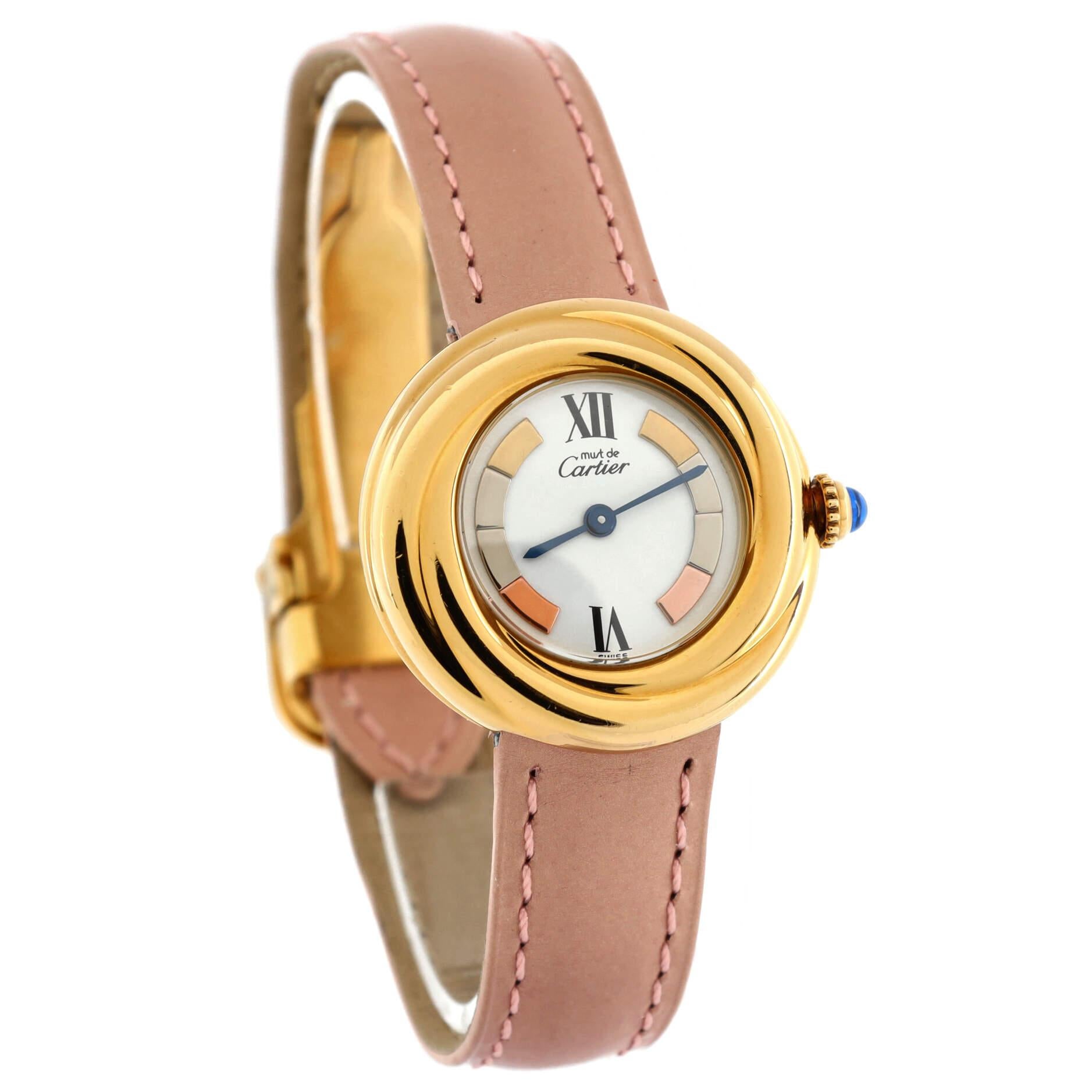 Zustand: Sehr gut. Leichte Kratzer, Dellen und Gebrauchsspuren. Abnutzung und Kratzer an Gehäuse und Armband.
Zubehör: Box
Abmessungen: Größe/Breite des Gehäuses: 26 mm, Höhe der Uhr: 7 mm, Breite des Bandes: 13 mm, Umfang des Handgelenks:
