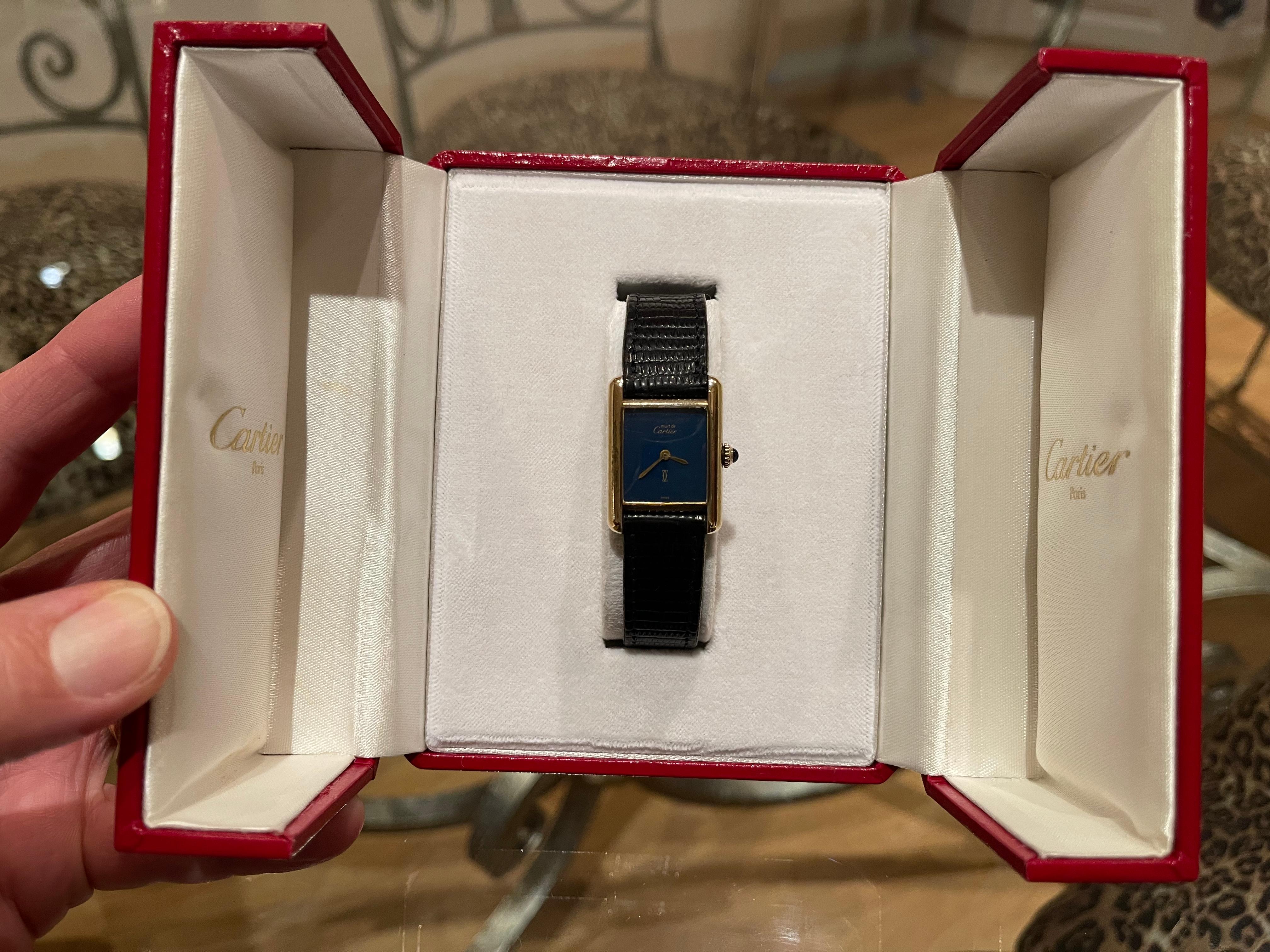 Vermeil watch (925 silver, gold plated G 20M)
Swiss Tank Must de Cartier model with blue dial.
Automatic movement.
The push button is adorned with a blue Lapis Lazuli.
Dial dimensions: 28 mm X 20 mm.
Good working condition and Very good